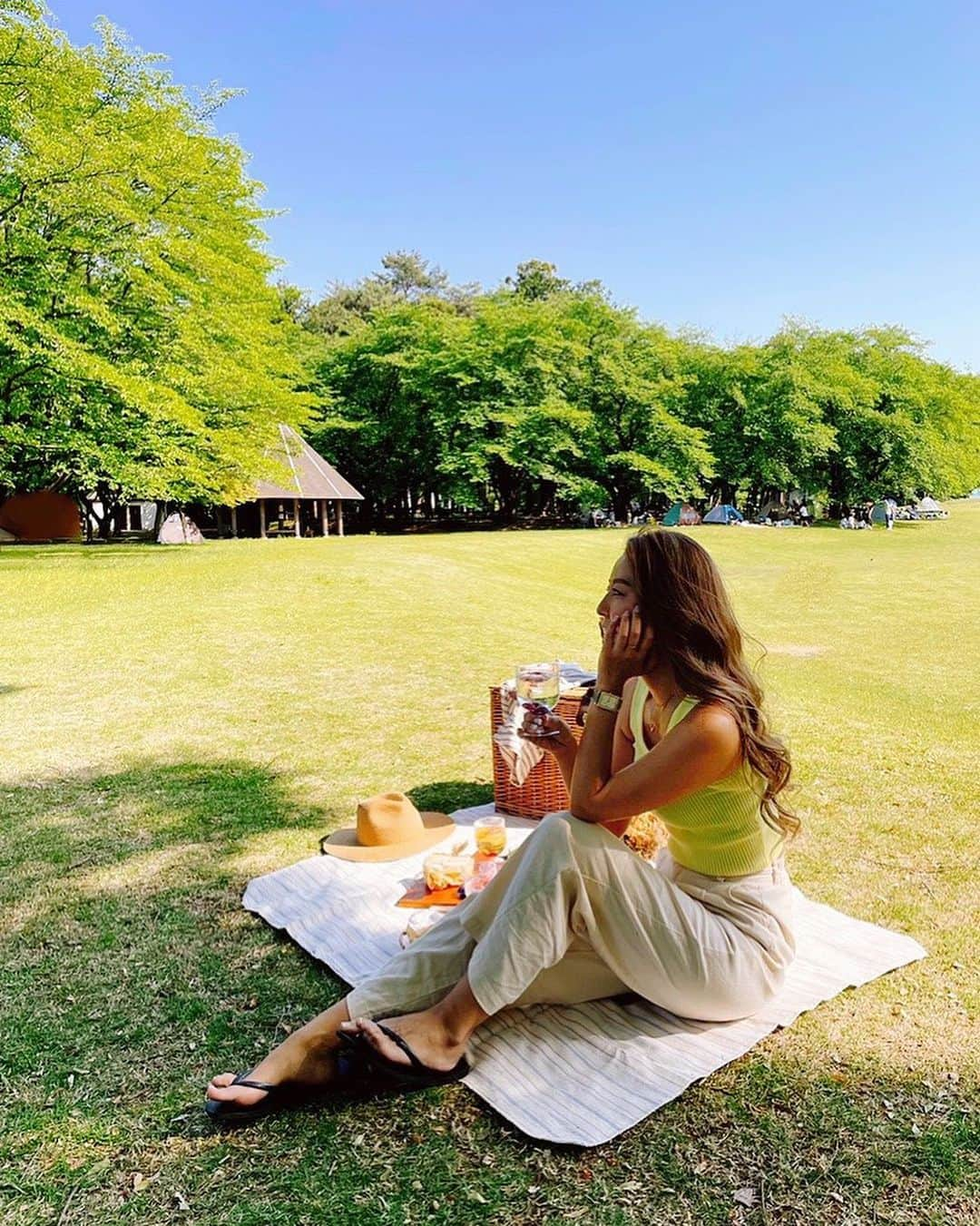 MIMIのインスタグラム：「☀️🧺🥂🥪   #ピクニック #picnic #ピクニック日和  #sunny #sunnyday  #いい天気 #公園 #GW #埼玉県農林公園  #埼玉県 #埼玉 #熊谷 #深谷 #深谷市 #公園ピクニック #genic_mag  #tabijyomap_japan  #タビジョ #女子会」