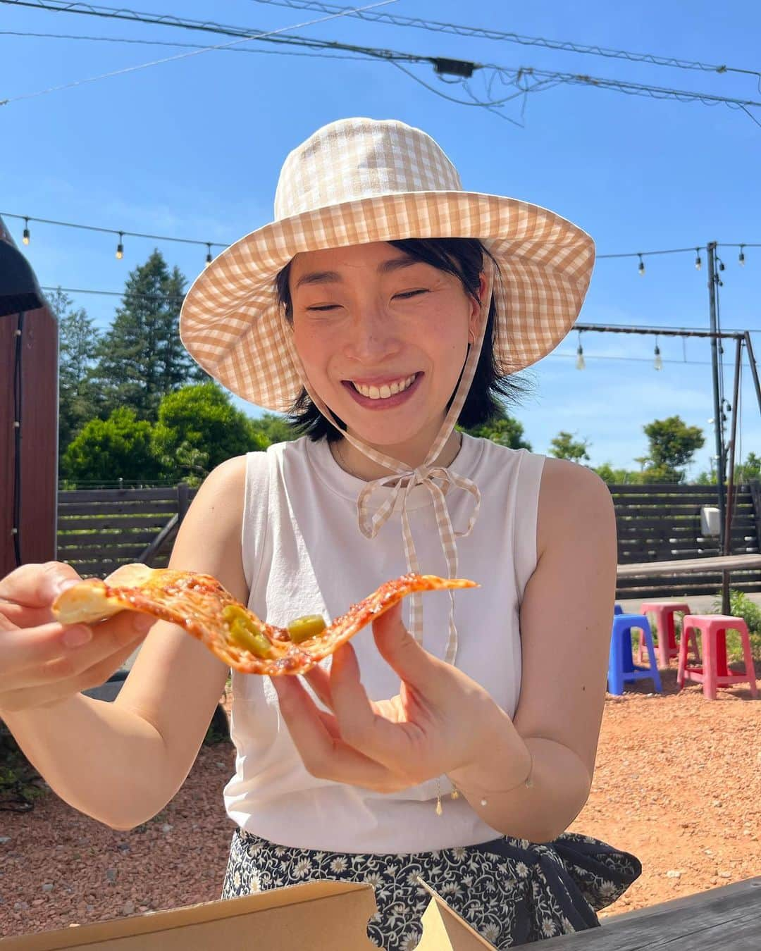 安藤あいかさんのインスタグラム写真 - (安藤あいかInstagram)「pizzaうまい！だいすき🍕 pizza持って幸せそうなわたし！  #pizza #ぺろりんちょ #福生グルメ」5月6日 21時54分 - aikaando