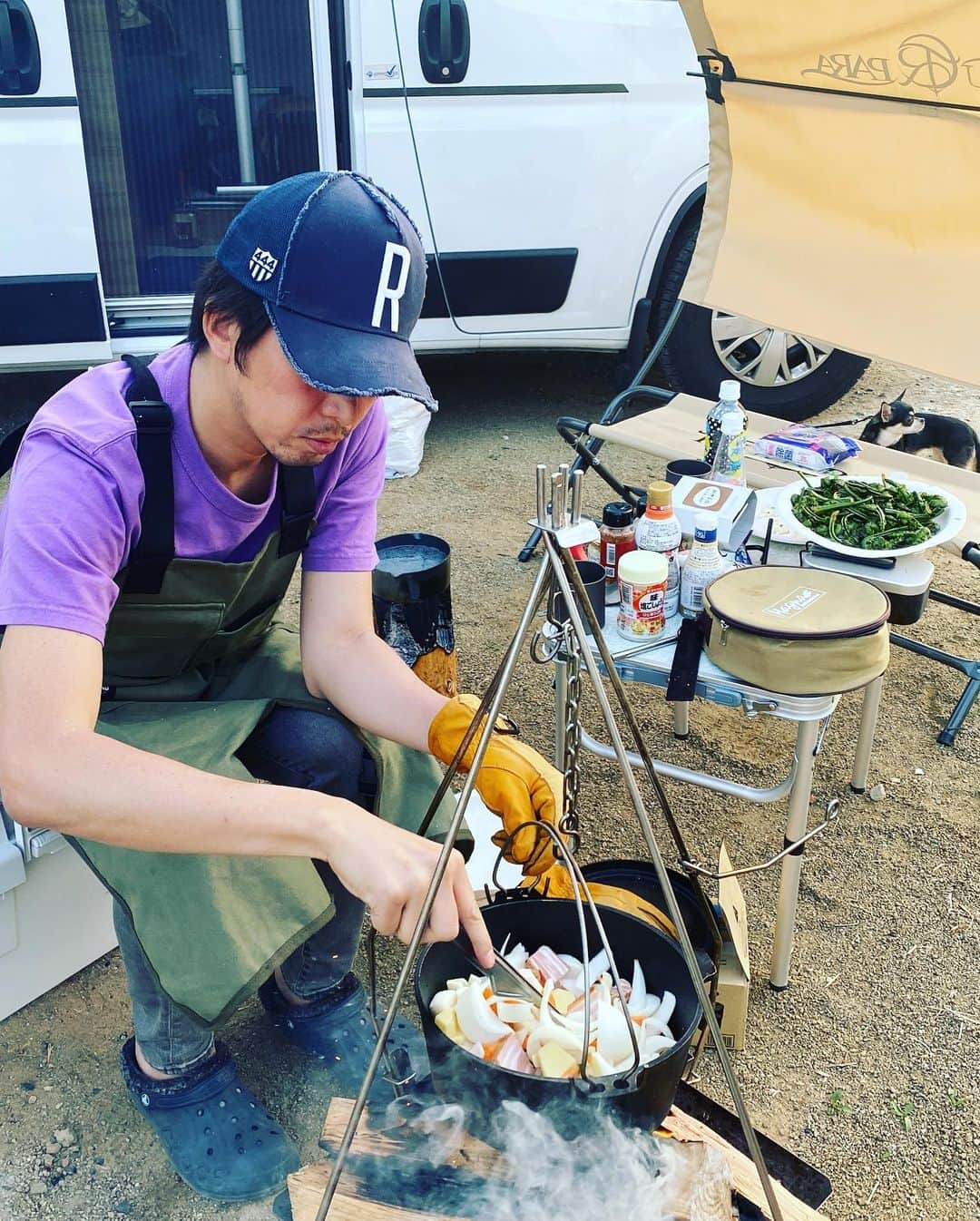 宮崎謙介さんのインスタグラム写真 - (宮崎謙介Instagram)「ゴールデンウィークはキャンピングカーで移動。バーベキュー三昧、アウトドア三昧。  しかし、キャンピングカーは万能の移動ホテルみたいですね。これ、被災地にピッタリですね。アメリカではハリケーンの時にこの手の車が集まるとか。政府が運用してるみたい。 ※今回貸して下さった方から聞いた話！  #キャンピングカー #バーベキュー」5月6日 21時54分 - miyazakikensuke1031