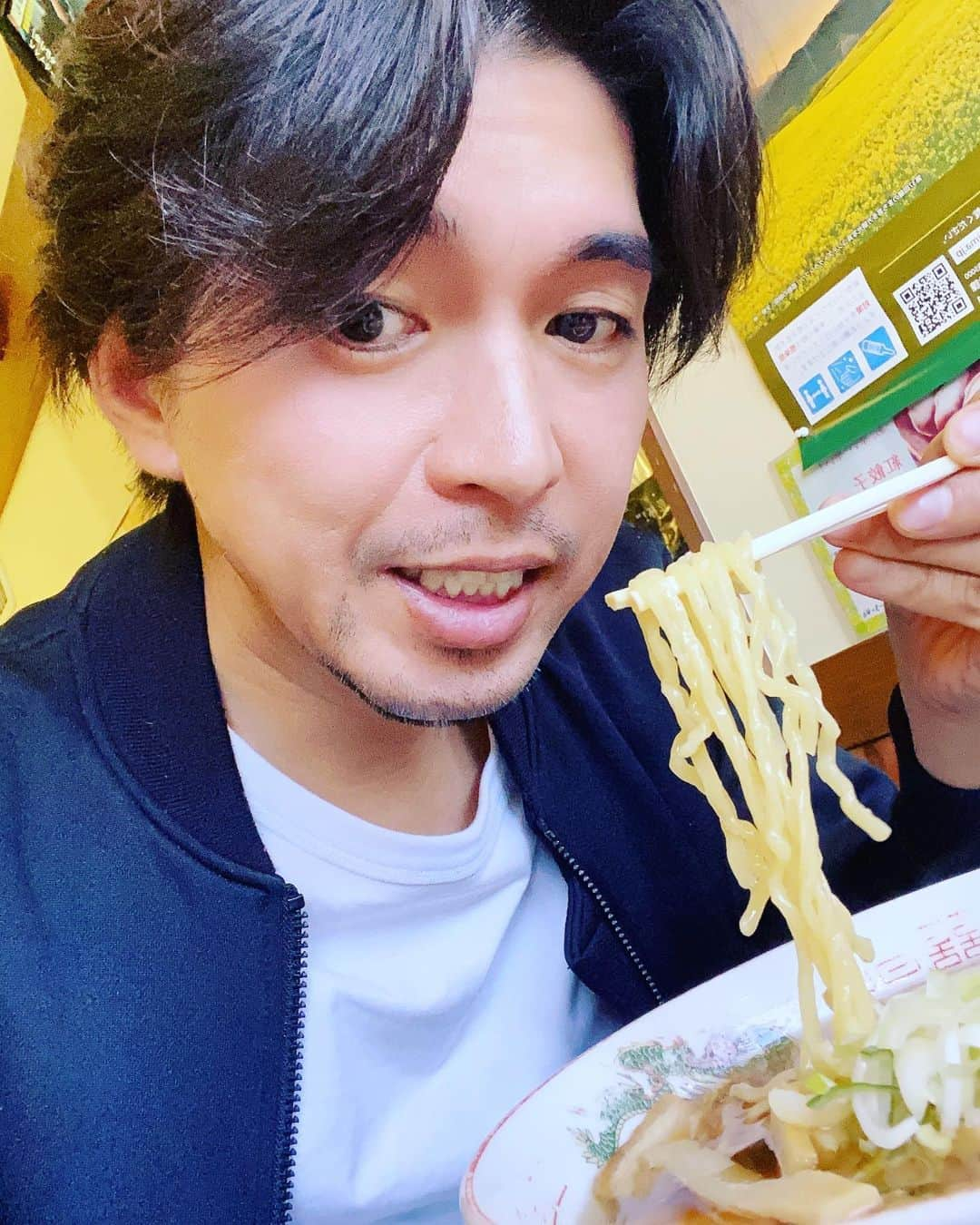 宮崎謙介さんのインスタグラム写真 - (宮崎謙介Instagram)「ゴールデンウィークはキャンピングカーで移動。バーベキュー三昧、アウトドア三昧。  しかし、キャンピングカーは万能の移動ホテルみたいですね。これ、被災地にピッタリですね。アメリカではハリケーンの時にこの手の車が集まるとか。政府が運用してるみたい。 ※今回貸して下さった方から聞いた話！  #キャンピングカー #バーベキュー」5月6日 21時54分 - miyazakikensuke1031