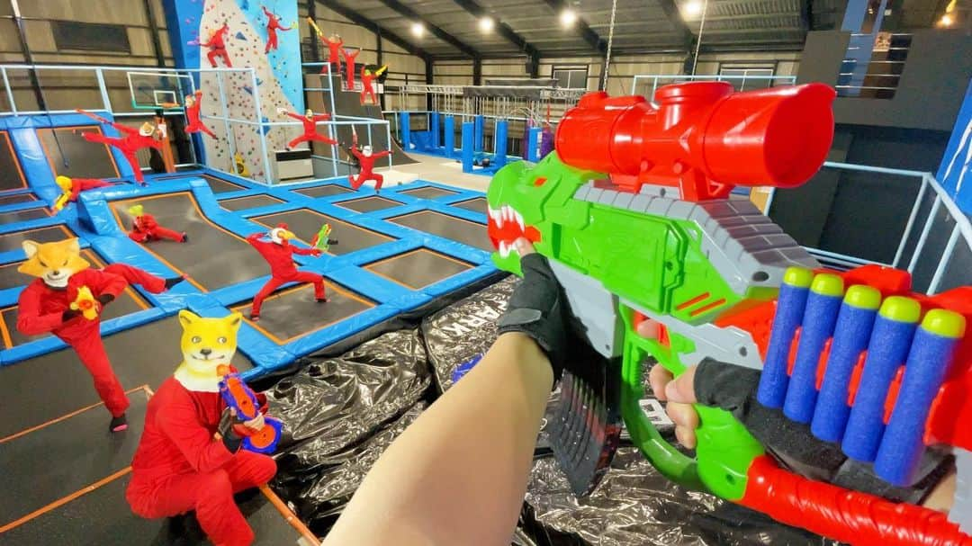 Kamiwaza Trickshotsさんのインスタグラム写真 - (Kamiwaza TrickshotsInstagram)「Nerf War | Amusement Park Battle 37🔫 ナーフ戦争 | JUMP LAB ＆ UF Guardian編🔥公開  今回はトランポリンやニンジャコースで遊べるアミューズメント施設と、サバゲーフィールドとのコラボ動画です！！ 双方の全く違った雰囲気の中で繰り広げられる熱きナーフの戦いをお楽しみ下さい😎🔥  @jump_lab  @isao.0824  お忙しいなか撮影に全面協力して頂き本当にありがとうございました🙏  @kamiwaza.tomo @nari_kamiwaza @hidetorian  #nerf #nerfwar #nerfgun  #youtube #jumplab #ufguardian」5月6日 22時00分 - kamiwazatrickshots