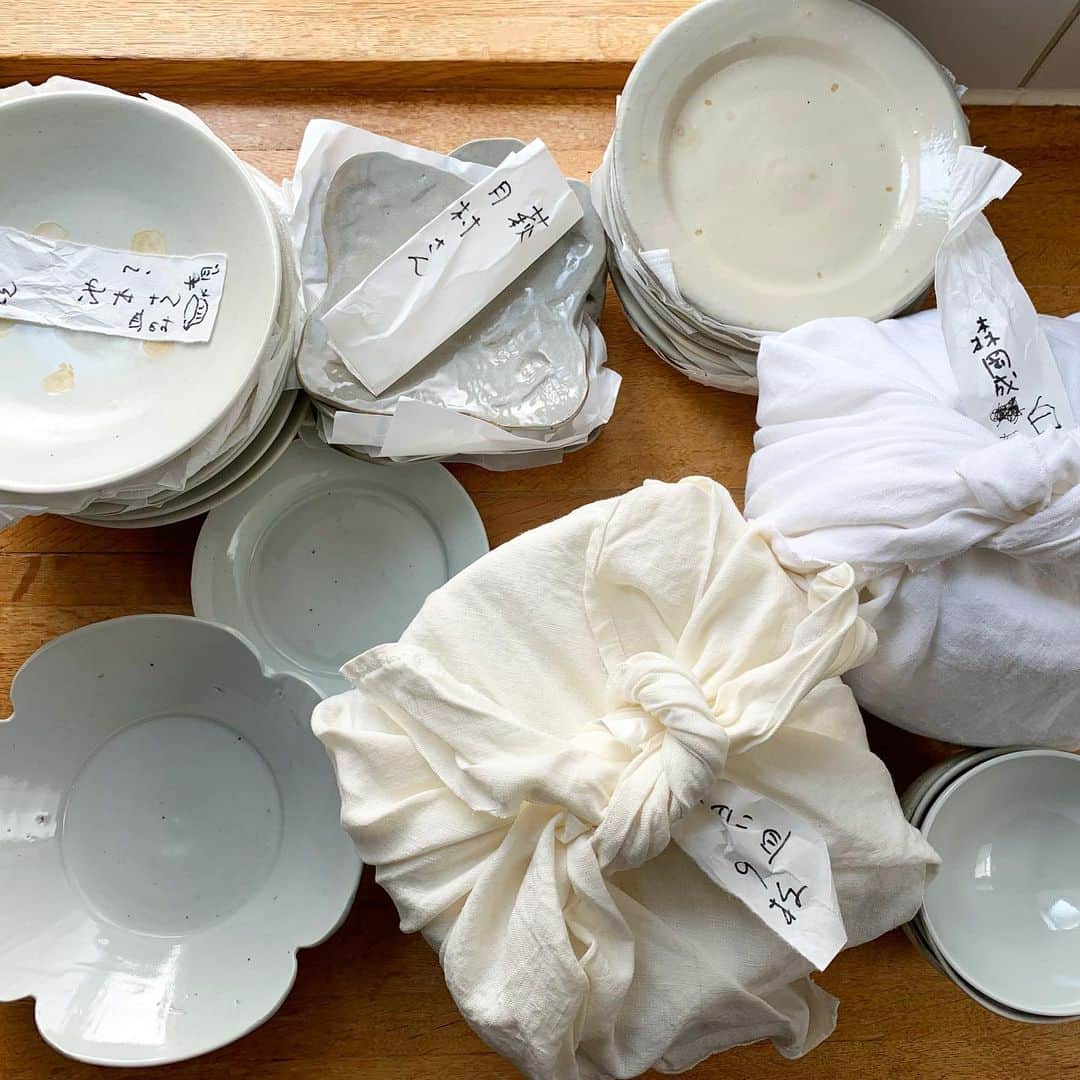 大橋歩さんのインスタグラム写真 - (大橋歩Instagram)「京都で使っていた食器は9割がた京都でもらってもらった。昨日から世田谷の家の食器を整理。友達とご飯会をしなくなったから、今は自分使いのだけでいい。小ぶりで使いやすい薄手のを先日zakkaさんで3枚買った😊。来客用は食卓の椅子6脚と同じ6枚と決めてて、そういうのは布に包んで棚に長年。こういうのどうしたらいいものか😮‍💨と思い、下ろしてチェックを始める。すごくくたびれる😖。全部をチェックはとても出来なかった。頑張ってまた包んで棚に戻す。疲れて赤いストールを体に巻きつけて椅子で仮眠。赤いカシミヤニットのストールはrobe de chambre。すごく前の。京都に持って行ってたけど使わなかった。ニットだから体にまきつくからとても具合がいい。ちなみに巾90×220センチ😃。京都の荷物を整理することから始めた私の整理の日々はまだまだ😖終わらないです。」5月6日 21時55分 - ayumi8713