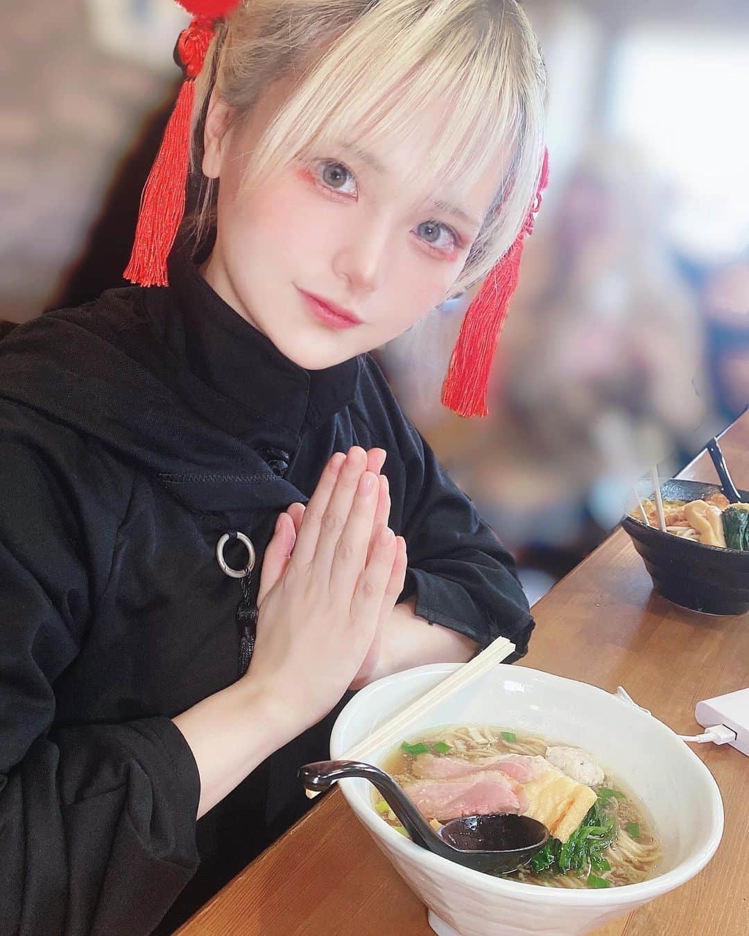 小塩てるのインスタグラム：「群馬にある【鳴馬良ラーメン】さんにいってきました！！  こちらのラーメンかなりスッキリした味わいでスープも飲みやすく完食、完飲してしまいました😋💕 中でもおすすめは『鴨だし昆布水つけ麺』です✨ つけ麺の方もつけ汁の味がコクがあり食べ応え抜群でした…！  全体的にどのラーメンもスッキリとした味わいなので是非行ってみてほしいです🥺✨聖地巡礼にもどうぞ！笑  #前橋グルメ  #前橋ランチ  #前橋ラーメン  #高崎ラーメン  #鴨ラーメン  #鴨そば」