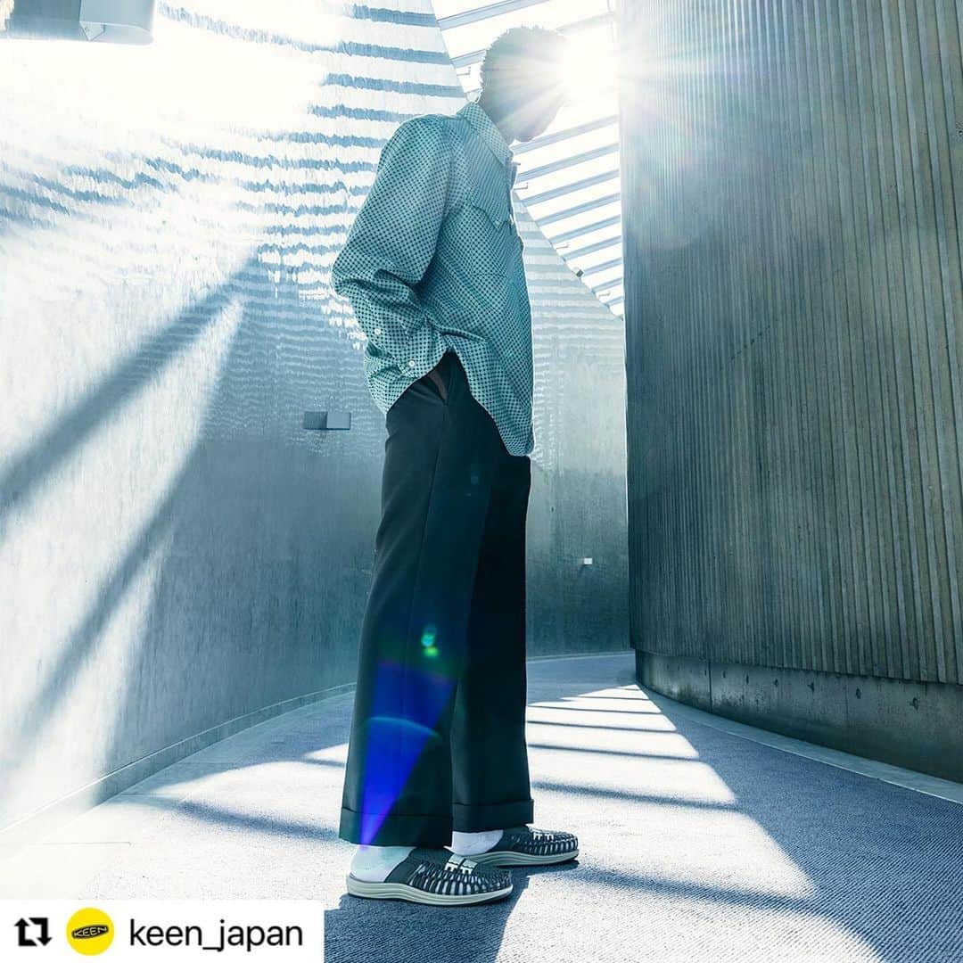 アールエフダブリューさんのインスタグラム写真 - (アールエフダブリューInstagram)「Thank you very much❤️ KEEN @keen_japan   #Repost @keen_japan with @use.repost ・・・ 足を解放する最上級な逸足👣  UNEEKをミニマルにアップデートしたスライドスニーカーがUNEEK II SLIDE（ユニーク ツー スライド）。リサイクルPETを使用したコードジャンクションアッパーと、接着剤を低減する製法を採用したエコロジカルプロダクト🍀  本作は、TAKASHI KANOKOGI氏が手掛ける《RFW》とのコラボレーションモデル。ヴァンプ部のリフレクトプリントや石目柄のコードなど、アーバンな色合いにブランド独自の感性が息づいています👍  #KEEN #RFW #UNEEK #OUTFIT #スライドスニーカー #逸足  COLLABORATION with @RFWTOKYO @t_kanokogi」5月6日 21時56分 - rfwtokyo