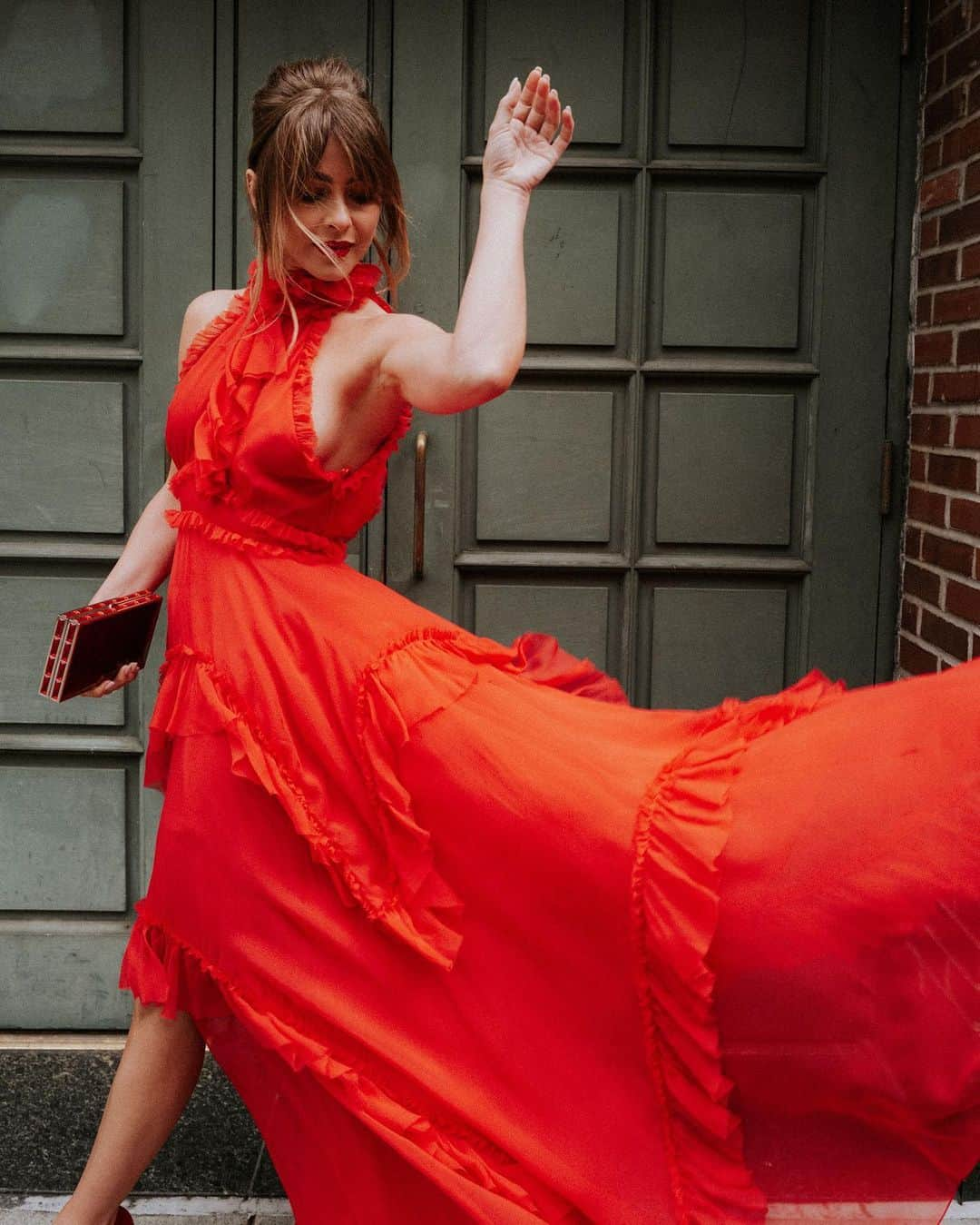 ジュリアン・ハフさんのインスタグラム写真 - (ジュリアン・ハフInstagram)「If there was a song 🎶 playing in this moment caught in a Vintage Emilio Pucci on the streets of NYC what would it be?」5月6日 21時56分 - juleshough