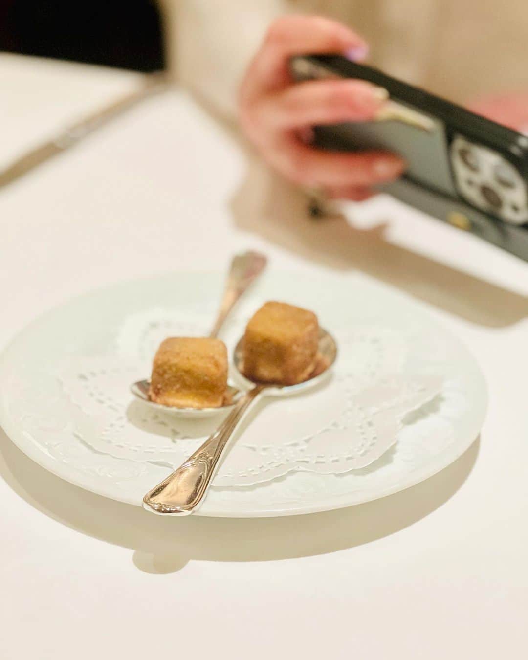 AYAのインスタグラム：「カランドリエ‎　𓌉◯𓇋  1枚目のスープコロッケめちゃ衝撃でおいしかった🤤 やっぱりコースはおおかった🥺  Happybirthday♡Hitomi  @hitowmi1515   #本町グルメ  #カランドリエ #フレンチレストラン  #ずっと行きたかったお店  #happybirthday #おいしいごはんが幸せ  #食べるの好きな人と繋がりたい」