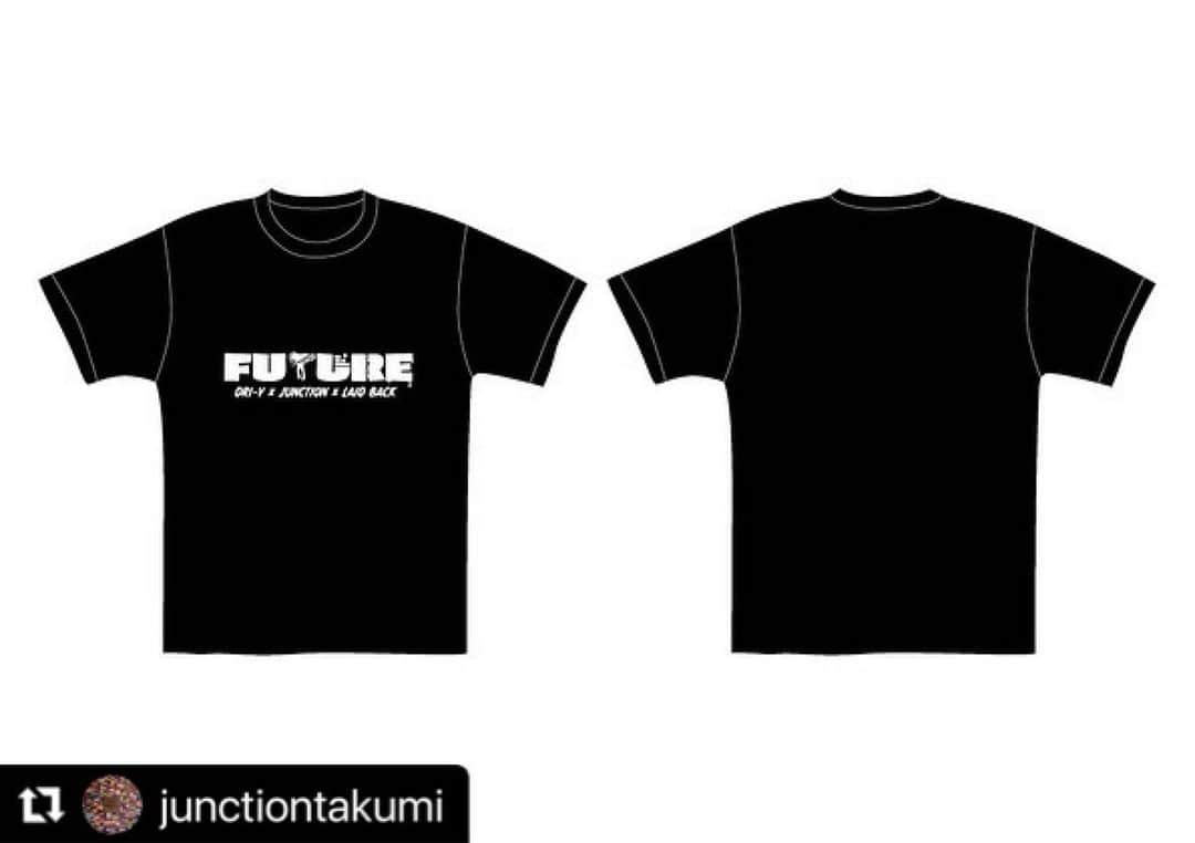 DRI-Vのインスタグラム：「北海道の  JUNCTION × LAID BACKさんとの コラボTシャツができました〜 近々また北海道にお邪魔します〜😁✨ #Repost @junctiontakumi with @use.repost ・・・ ※受注生産※ DRI-V×JUNCTION×LAID BACK コラボTシャツ  売上金は全ての経費を除いて、『未来の職人プロジェクト』の活動費(材料費やゲスト講師料)として活用させて頂きます。  colour：ブラック size:S,M,L,XL,XXL  昨年より本格指導させた 「未来の職人プロジェクト」  色んな催事や店頭で、多くの子供達に参加して頂いております🔨  今年は道内をメインに  @dri_v_dance さん と共に回らせて頂きます🙏  サポートで  @yumegiwa_official   活動における宣伝広告などの映像作品などの制作をメインにサポートして頂きます。  皆様のご支援、お待ちしております。  ※WEBSHOPにて購入出来ますのでプロフィール画面よりよろしくお願いします。  [DRI-V] ダンサー、コーディネーショントレーナー、ダンスインストラクター、パフォーマー 経歴 •1993年　(14歳)ダンス甲子園の影響を受けてダンスを始める •2003年 Dragon Ash ダンサーとして正式メンバー加入 •2019年 プレゴールデンエイジ（4歳から8歳）へ向けてCoordination Danceレッスン開始 •2020年 Dragon Ash 卒業 •2022年 保育園の授業やアフタースクール、地方出張レッスン、電子ドラム（生音）との野外音楽フェスでのレッスン　…etc 実績 •DragonAshのメンバーダンサーとして17年在籍 •2019年Rock In Japan 大トリ約9万人の前でのパフォーマンス •ダンスインストラクターとして約20年。延べ人数1万人以上 •Coordination Dance  •鹿児島県で開催の音楽FES Walk Inn Fes 2021.22.23 •MBCテレビ　てげてげ •NARA COLLECTION 2021 •川崎ブレイブサンダースライトアップステージ •TV東京 おはスタ 振付 活動への想い 【自分らしく自己表現できるようになろう！】 インドアでの遊びが多くなり、外で体を動かし遊ぶことが少なくなってきた最近の子どもたちに、生音、音楽、ダンスを通して身体を動かす楽しさを伝えたい！ 【全ての動きはリズムに繋がる】 できた事が喜びになり 自信をもてるようになり そこから笑顔が生まれる！  そんな笑顔の連鎖活動をしています！  [JUNCTION]  コンピューター社会に飲み込まれていく世界で、どんなにAIが発達しても、『手仕事』ではないといけない事が絶対にある。生活の中にある当たり前、「物や食事」全ての物は誰かの手によって作り出されていて、例えば、パンを食べた事のある人はたくさんいるであろう。 ただ、パンを作った事のある人はどれぐらいいるだろうか？ 将来どうなるかは選択の連続で、様々な人に助言をもらっても、最後に決めるのは自分ではないでしょうか？  今後貴重な存在になるであろう手仕事の大事さを、自身の職でもある「レザークラフト」、物つくりを通して多くの子供達に伝えたい、子供の頃の経験が、いつの日か夢に向かう手助けになればと思います。 選択×学ぶ 『職人＝未来をつくる人』  [LAID BACK]  【未来の職人プロジェクト】という活動に賛同し"こんな時代だから…"を"こんな時代だからこそ！"に変えれる可能性を持つ子供たちに少しでも広め伝えたく、自信のDJ活動やイベント企画や運営、配信やアパレルなど術と知識を活かしこの活動に参加。  目で見て終わるのではなく、その手でその足で好きなものを見つけ、好きなものを楽しめるきっかけ作りをこの活動を通してより多くの人に伝えたい。  元々はBARのスタッフユニフォームから始まったLAID BACK。 北海道を拠点とするDJユメギワがデザイン制作を手掛けるアパレルショップ。様々なカルチャーや文化、音楽などにスポットを当て定期的に様々なアイテムを販売中。 音楽イベントを身近に感じてもらう為に邦楽を中心にクラブ、ライブハウス、野外イベントや配信などでDJをしていて、イベント企画や運営なども行なっている。」