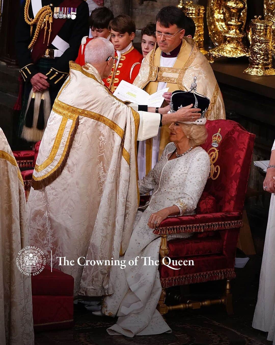 ロイヤル・ファミリーのインスタグラム：「𝐓𝐡𝐞 𝐂𝐫𝐨𝐰𝐧𝐢𝐧𝐠 𝐨𝐟 𝐓𝐡𝐞 𝐐𝐮𝐞𝐞𝐧  Her Majesty is crowned with Queen Mary’s Crown.」