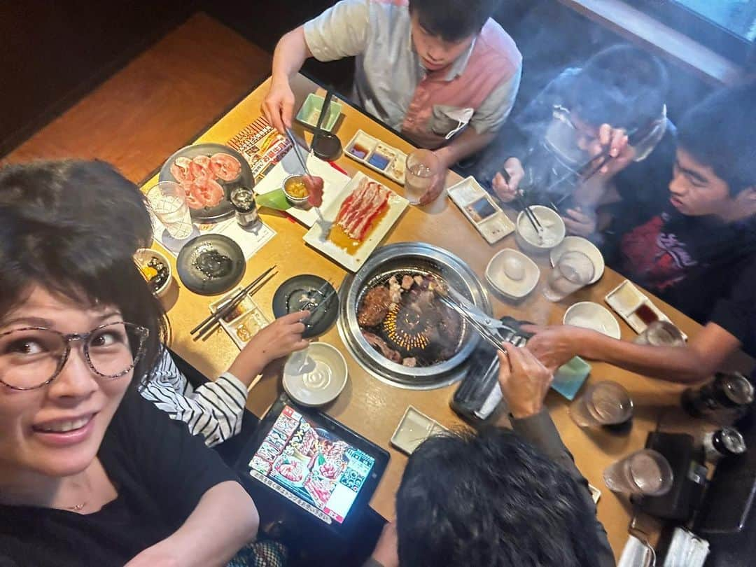 岡本安代さんのインスタグラム写真 - (岡本安代Instagram)「【初めての焼肉きんぐ】 子どもたちのリクエストで初めて焼肉きんぐへ行ってきましたー！  食べ放題が嬉しい成長期男子と 食べ放題には覚悟が必要な中年夫婦。  肉祭りに喜ぶ男子に、 野菜が恋しくなる中年夫婦(￣∇￣)  いろんなメニューがあって、とっても楽しい夜ごはん！ みんなで揃って美味しい嬉しい夜ごはん！ 楽しかったーーー！ やっぱり、この時間が1番幸せだーー！ 子どもたち、いつも元気でありがとう！ パパ、いつも朗らかでありがとう！  #走り続ける岡本家 #５人の子育てママウンサー  #岡本安代 #焼肉きんぐ」5月6日 22時05分 - okamoto.yasuyo