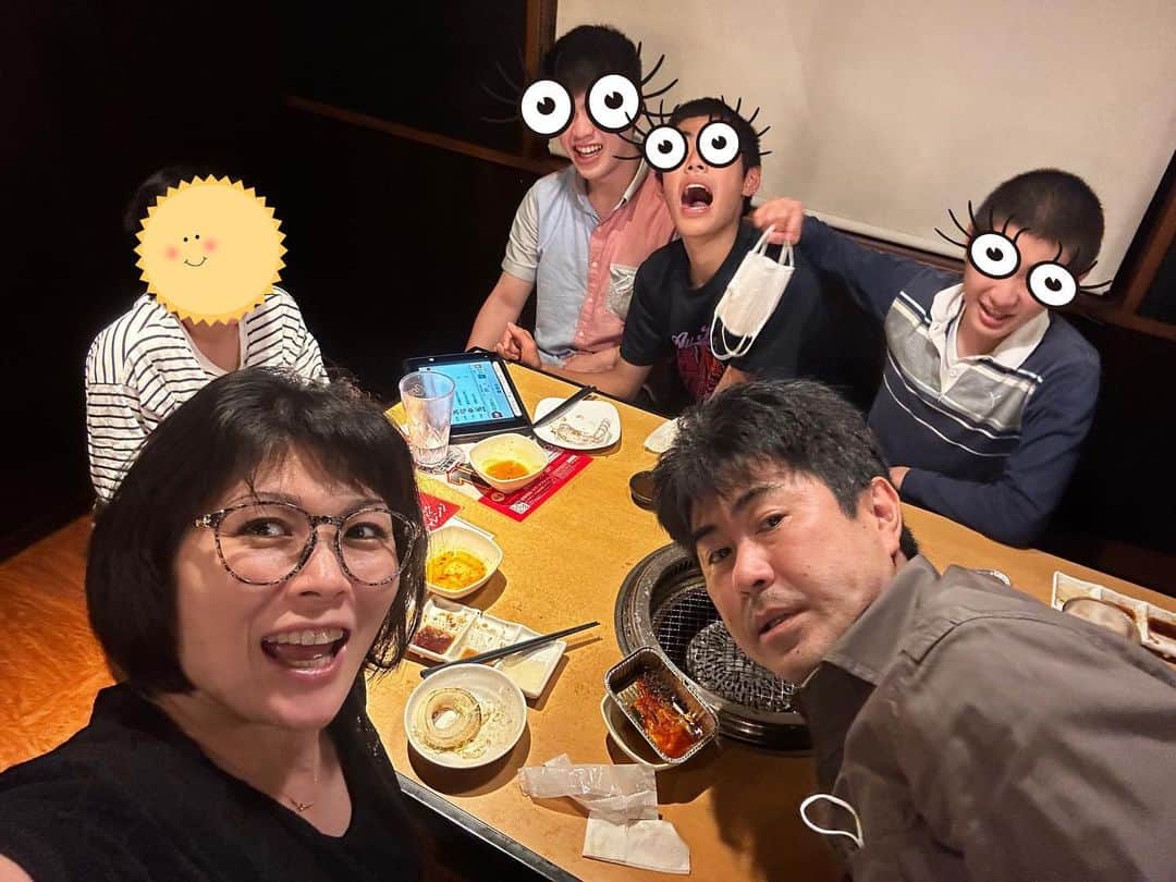 のインスタグラム：「【初めての焼肉きんぐ】 子どもたちのリクエストで初めて焼肉きんぐへ行ってきましたー！  食べ放題が嬉しい成長期男子と 食べ放題には覚悟が必要な中年夫婦。  肉祭りに喜ぶ男子に、 野菜が恋しくなる中年夫婦(￣∇￣)  いろんなメニューがあって、とっても楽しい夜ごはん！ みんなで揃って美味しい嬉しい夜ごはん！ 楽しかったーーー！ やっぱり、この時間が1番幸せだーー！ 子どもたち、いつも元気でありがとう！ パパ、いつも朗らかでありがとう！  #走り続ける岡本家 #５人の子育てママウンサー  #岡本安代 #焼肉きんぐ」
