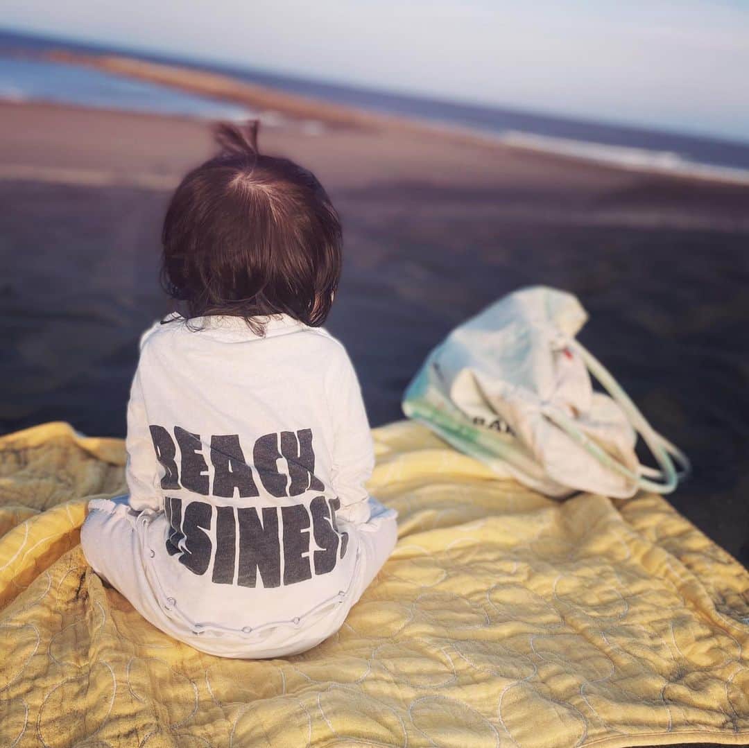 マリエのインスタグラム：「#beachbusiness @tcss  着なくなったお気に入りのTシャツはOlAのジャンプスーツにハンドメイド❤️‍🔥 #babyfashion @hairmakeup_mayu ちゃんにもらったブラケットが最高なの！ @blanket」