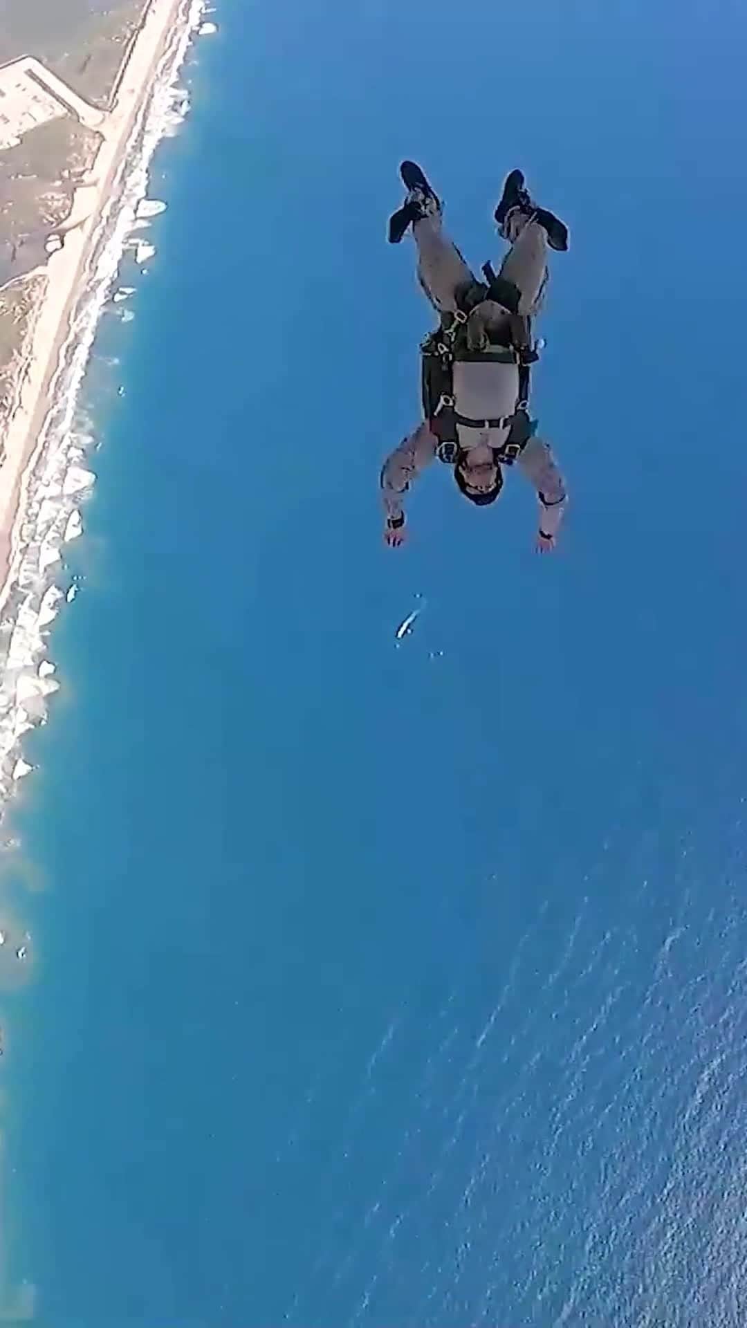 アメリカ海兵隊のインスタグラム：「Free Falling 🪂  📍Marine Corps Base Camp Pendleton, California (April 19, 2023)  #Marines assigned to @1stMarDiv conduct high altitude, low opening (HALO) jumps off the coast of @mcb_camp_pendleton as a part of their pre-deployment training.  📸(U.S. Marine Corps video by Cpl. Earik Barton)  #USMC #SemperFi #EveryDomain」