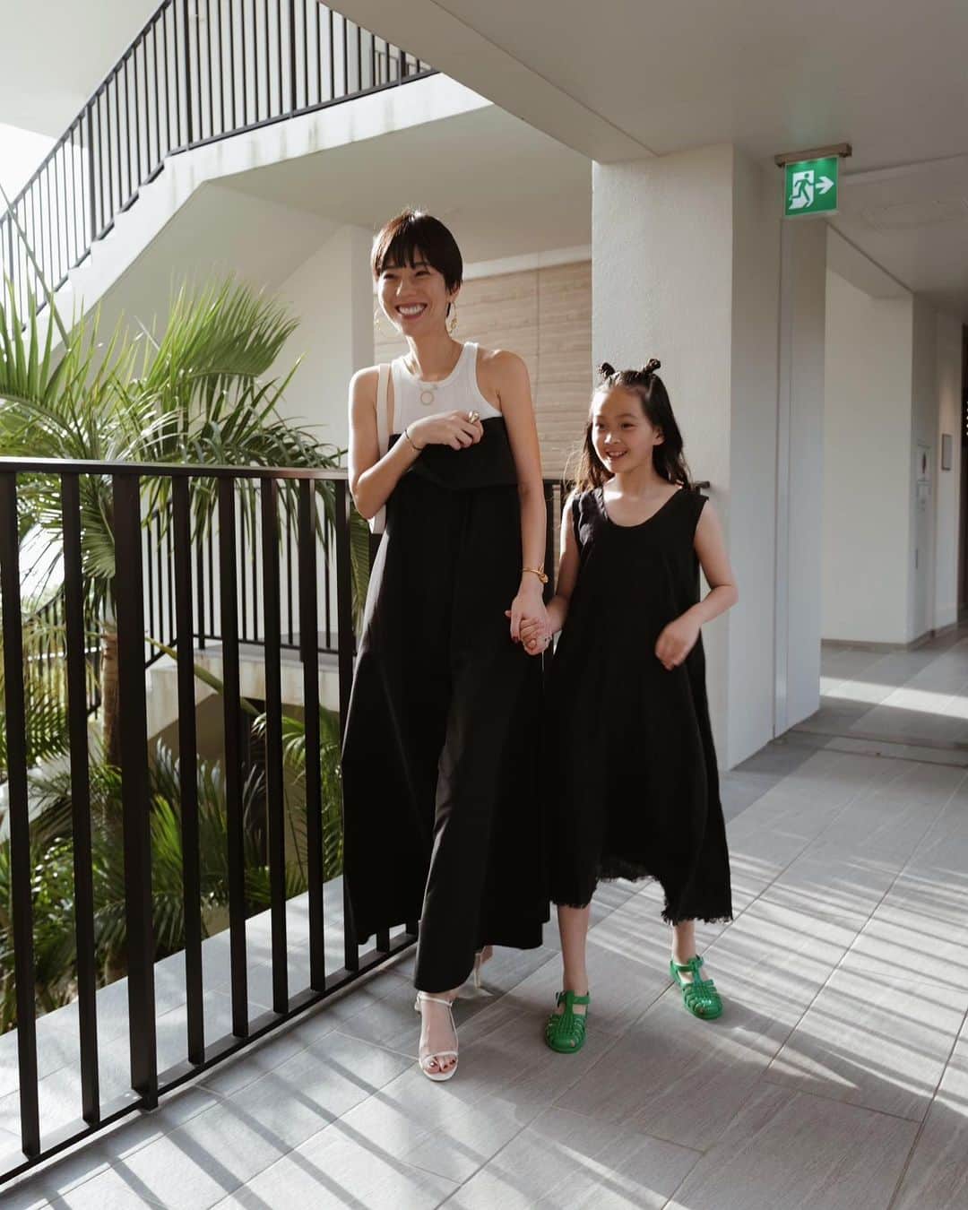 正中雅子のインスタグラム：「🖤🤍💚  初日、夕飯まで少し時間があったので 娘とおめかしタイムを楽しみました💄💫  私は、5末に入荷予定のベアオールインワン♡  いつの間にか、ファッションが好きな女の子になってて 成長って早いなー自分に似てるなー と思ったり😌  娘のヘアセットして夕暮れ時を楽しみました🫶  娘から出た一言 「ママって勉強教えてくれないけど、ファッションとヘアメイクと水泳は教えてくれるよなー!」  😇  夕飯は楽しみにしていた @matsunokominka 🐷🍲🍺  とっても美味しくて初日から大満足でした🫶  #おめかし#母娘#9歳 #リンクコーデ#ブラックコーデ #沖縄#okinawa  #masaco服 #masacotravel」