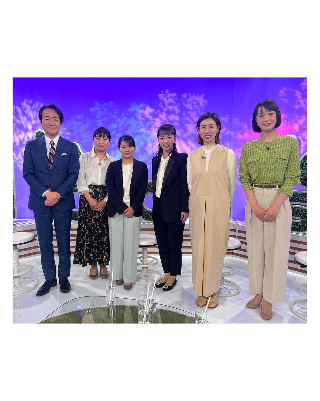 八木麻紗子さんのインスタグラム写真 - (八木麻紗子Instagram)「. あす朝5時から放送の「はい！テレビ朝日です」は、 「メディア・アンビシャス大賞」優秀賞を受賞した ドキュメンタリー「女性議員が増えない国で」の制作チームに来てもらいました。  世界経済フォーラムが2022年7月に発表したジェンダー・ギャップ指数、政治分野において日本は146カ国中139位。 国会議員の女性比率は依然として非常に低い水準となっています。  制作チームのメンバーは4人とも子育て中の女性。 時間の制約がある中で、密着取材から編集までチームワークで作り上げました。  私も2人の子を育てながら仕事をしていて、「今日子どもが体調崩しても会社は休め…るのか？」と頭を抱えたり、働けない時間がある分、同僚に負担をかけてしまうことを申し訳なく思ったり、やはり色んな葛藤があります。  同世代の女性たちからの強いメッセージをうけて、 自分も諦めずにがんばろうと思えたのでした。  【テレメンタリー】オトコ社会の選挙に挑んだ記録～女性議員が増えない国で～「ママでもできる」つらぬいたワケ　 https://m.youtube.com/watch?v=Aneney6B6Sk  ↑同期の本間智恵アナウンサー @chiehonma が ナレーションを担当しています🌟 まだまだ多くの方に見ていただきたいです。  衣装☺︎ ブラウス @untitled_official.jp  パンツ @rope_jp  ピアス @ete_official   #はいテレビ朝日です #ドキュメンタリー #桜が咲く頃に収録しました🌸 #八木麻紗子」5月6日 22時09分 - yagi_masako
