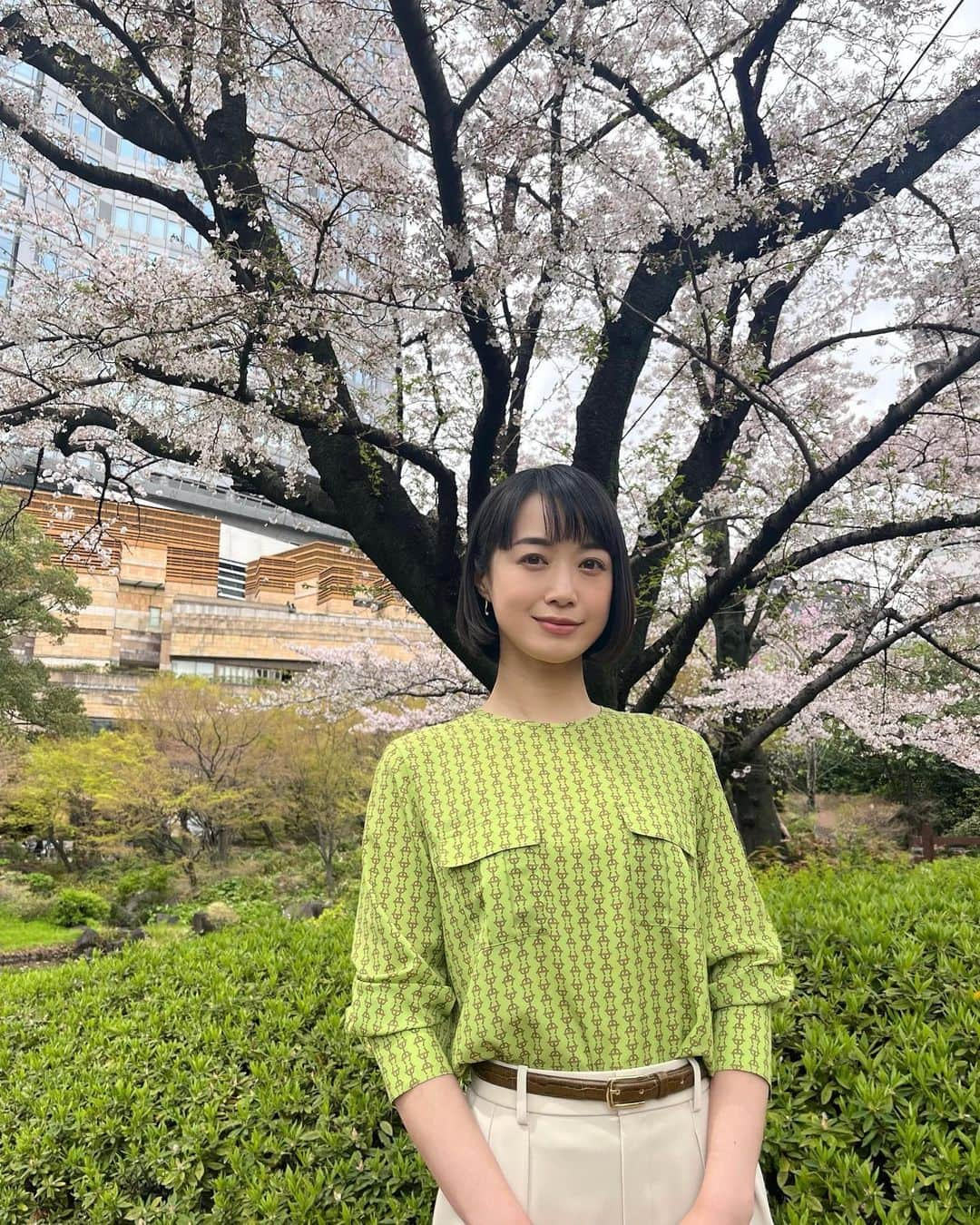 八木麻紗子さんのインスタグラム写真 - (八木麻紗子Instagram)「. あす朝5時から放送の「はい！テレビ朝日です」は、 「メディア・アンビシャス大賞」優秀賞を受賞した ドキュメンタリー「女性議員が増えない国で」の制作チームに来てもらいました。  世界経済フォーラムが2022年7月に発表したジェンダー・ギャップ指数、政治分野において日本は146カ国中139位。 国会議員の女性比率は依然として非常に低い水準となっています。  制作チームのメンバーは4人とも子育て中の女性。 時間の制約がある中で、密着取材から編集までチームワークで作り上げました。  私も2人の子を育てながら仕事をしていて、「今日子どもが体調崩しても会社は休め…るのか？」と頭を抱えたり、働けない時間がある分、同僚に負担をかけてしまうことを申し訳なく思ったり、やはり色んな葛藤があります。  同世代の女性たちからの強いメッセージをうけて、 自分も諦めずにがんばろうと思えたのでした。  【テレメンタリー】オトコ社会の選挙に挑んだ記録～女性議員が増えない国で～「ママでもできる」つらぬいたワケ　 https://m.youtube.com/watch?v=Aneney6B6Sk  ↑同期の本間智恵アナウンサー @chiehonma が ナレーションを担当しています🌟 まだまだ多くの方に見ていただきたいです。  衣装☺︎ ブラウス @untitled_official.jp  パンツ @rope_jp  ピアス @ete_official   #はいテレビ朝日です #ドキュメンタリー #桜が咲く頃に収録しました🌸 #八木麻紗子」5月6日 22時09分 - yagi_masako