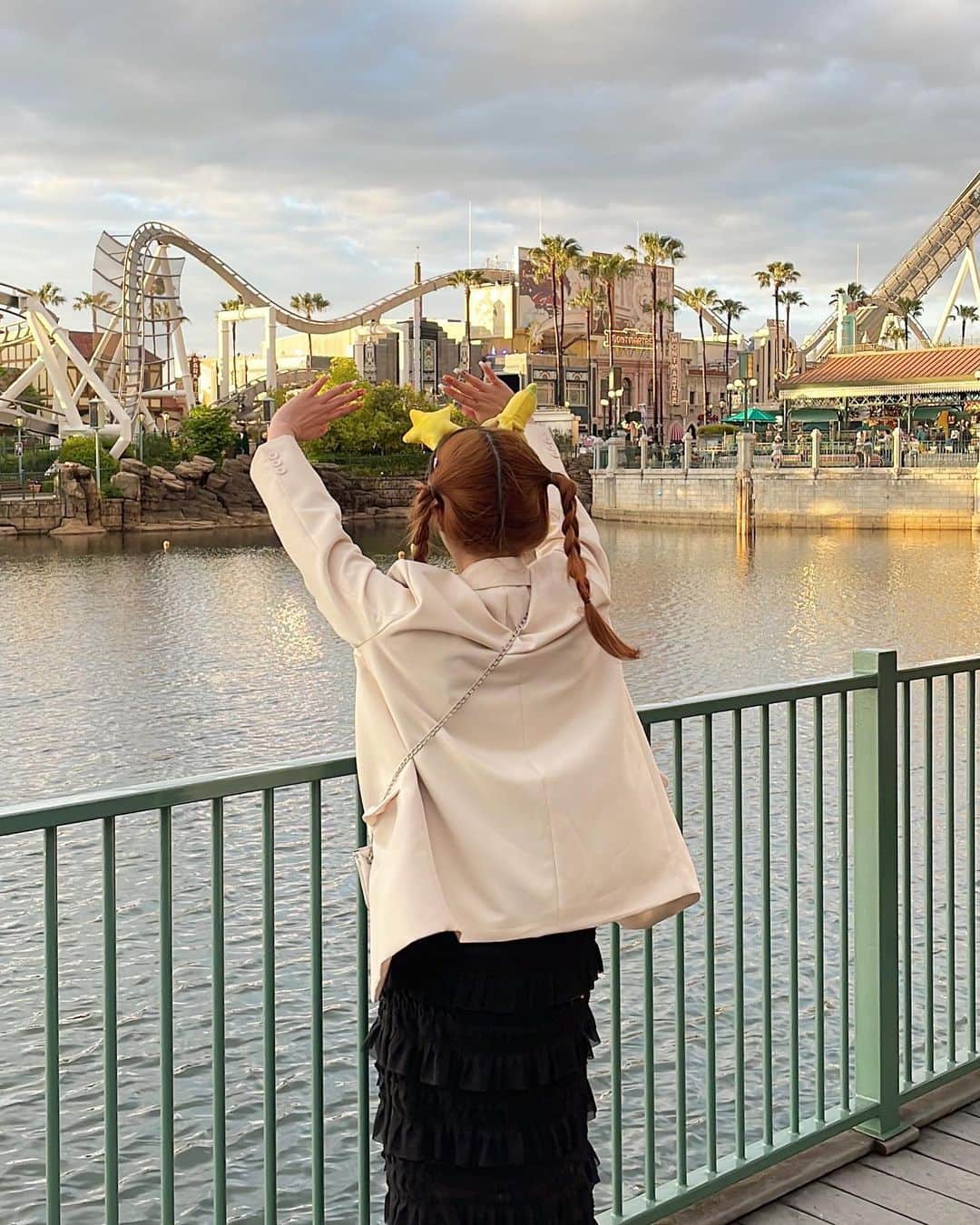 のインスタグラム：「ユニバ大好き最高です🎢💛🌏  夕日がとても綺麗だった お気に入りスポットの写真載せときます🙂  YouTube見てください〜‼️✨」