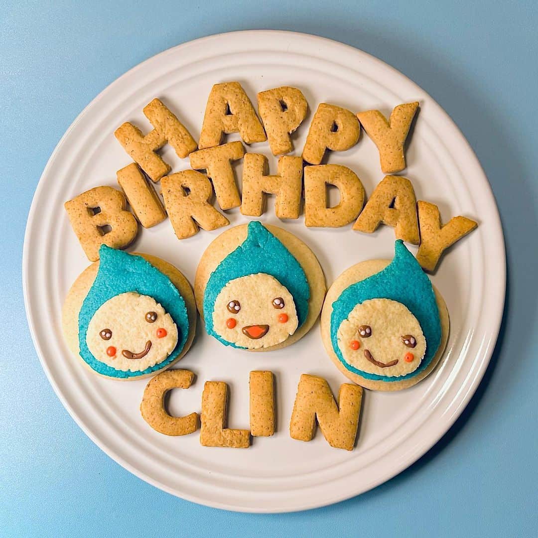 モーリーズのインスタグラム：「5月5日のモーリーズ ３男水の妖精クリンのお誕生日は、特製クッキーでお祝いしたんだ＾＾ なかなかかわいくできたでしょ！  文字はちょっと大変だったからお店で買ったアルファベットビスケット。  泣いてるクリン見つけられるかなぁ＾＾  おめでとークリン！！☺️」