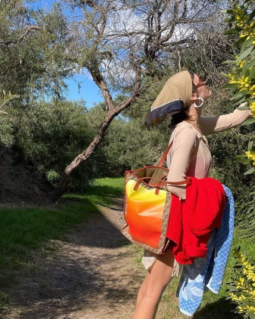 コルトモルテドのインスタグラム：「@kinkalow looking fab in the LF x Corto Moltedo Playa Tote in Sunset  #playatote #shoppertote #lucyfolk #lfxcortomoltedo #sunset #sea #madeinitaly」