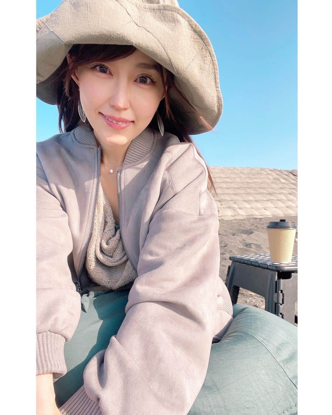 中川祐子さんのインスタグラム写真 - (中川祐子Instagram)「海〜💕 . 今回はサーフィンなしで ただただのんびり 愛犬たちと黄昏れる✨ . キレイな景色をぼーっと眺めながら 波の音をBGMに 大好きなコーヒーを飲む幸せ☺️🙏✨ . . #恒例の癒しtime  #最高の癒し #小さな幸せ #眩しい太陽 #青い空 #波の音を聞きながら  #コーヒータイム #海辺でのんびり  #愛犬との時間 #コーヒー大好き #大切な時間 #海が好き #リフレッシュ #心の洗濯 #ストレスケア #心の健康 #心と美容はつながっている #アラフィフ #アラフォー #me #happylifestyle  #doggylove」5月6日 22時22分 - nakagawa.yuko