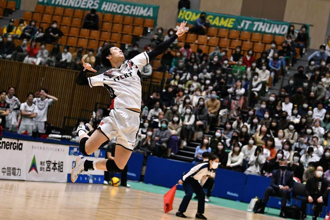 柳田将洋のインスタグラム：「【2022-23 season is ✔️ 】  黒鷲旗も応援ありがとうございました。 自分の可能性を信じて選択した今シーズンは、また刺激的で充実した時間になり、改めてバレーボールの面白さと奥深さを感じました。  ここまで一緒に戦ってくれたチームメイトとスタッフ、ファンの皆さん、そして自分の体に感謝しています。  また次のステージへ。  #ジェイテクトstings  #2022-23season #Thankyou」