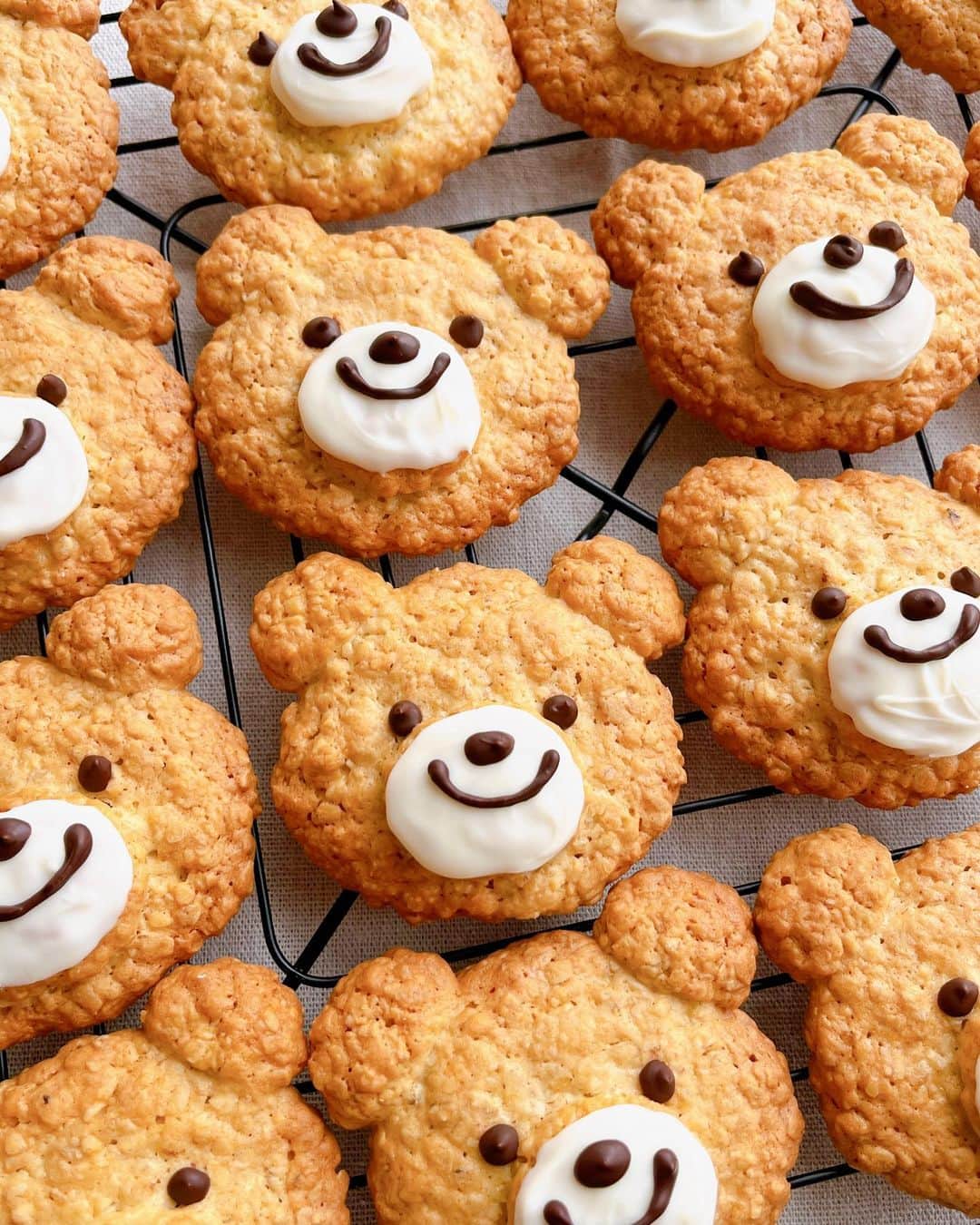 トテンのインスタグラム：「クマさんのオートミールクッキーふたたび🐻  パン屋さんでは職人のヨコツカさんが色んなキャラクターで焼いているのですが、 店長のヨシコさんは、お客様のが足りなくなったら後悔すると言って食べるのを我慢していたので🥹私がお家で焼いて、ちょっとお裾分けすることにしました。  今日は店休日🥖で、私も終日ランニングの付き添い。そんなGW最終日。 梅雨が来る前に、埋め合わせのピクニック行けるかなー🚗⛰」