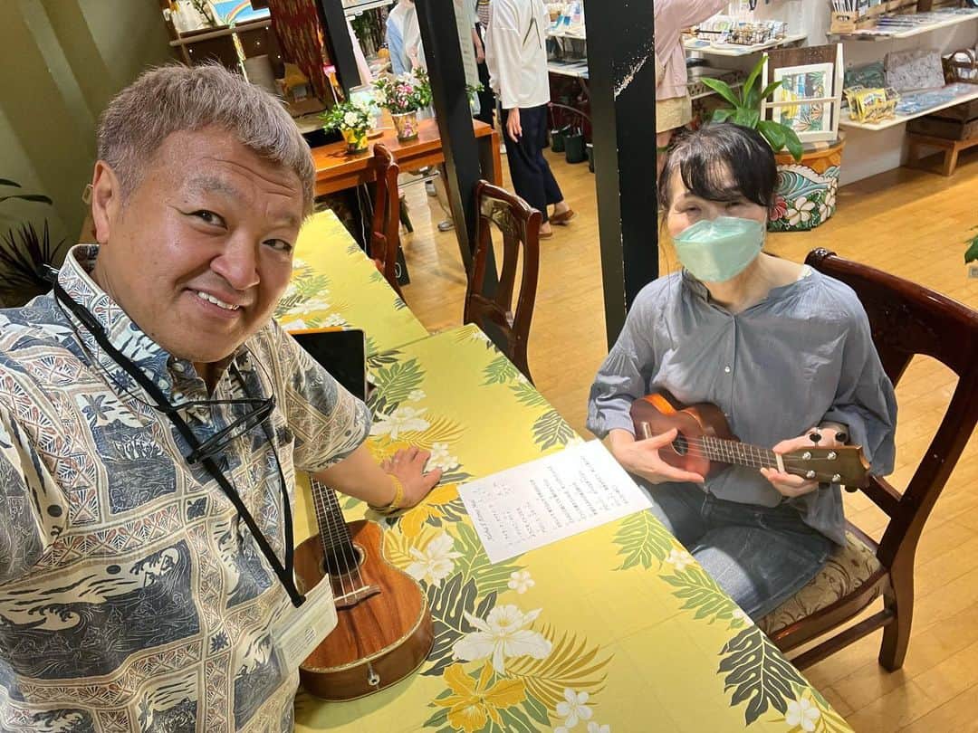 古本新乃輔のインスタグラム：「昨日は #舞浜イクスピアリ #LaniHawaii さんで #ウクレレ #ワークショップ でした！  先月、体験クラスで来られて、今回はビギナークラスに挑戦されたお客様も！  ウクレレを弾きたい！ という情熱を静かながらもビンビンに感じ、 ビギナークラスなので時間にも余裕がありましたので、『構え』からしっかりとお伝えさせて頂きました！  次回は6月10日(土)！ 是非 イクスピアリの買い物がてら、 若しくは、#TDR がてら！ 遊びに(冷やかしでもOKよ)来てやって下さいね！ お待ちしております！  Mahalo Nui！(^_^)  #古本新乃輔 #PUALILI」