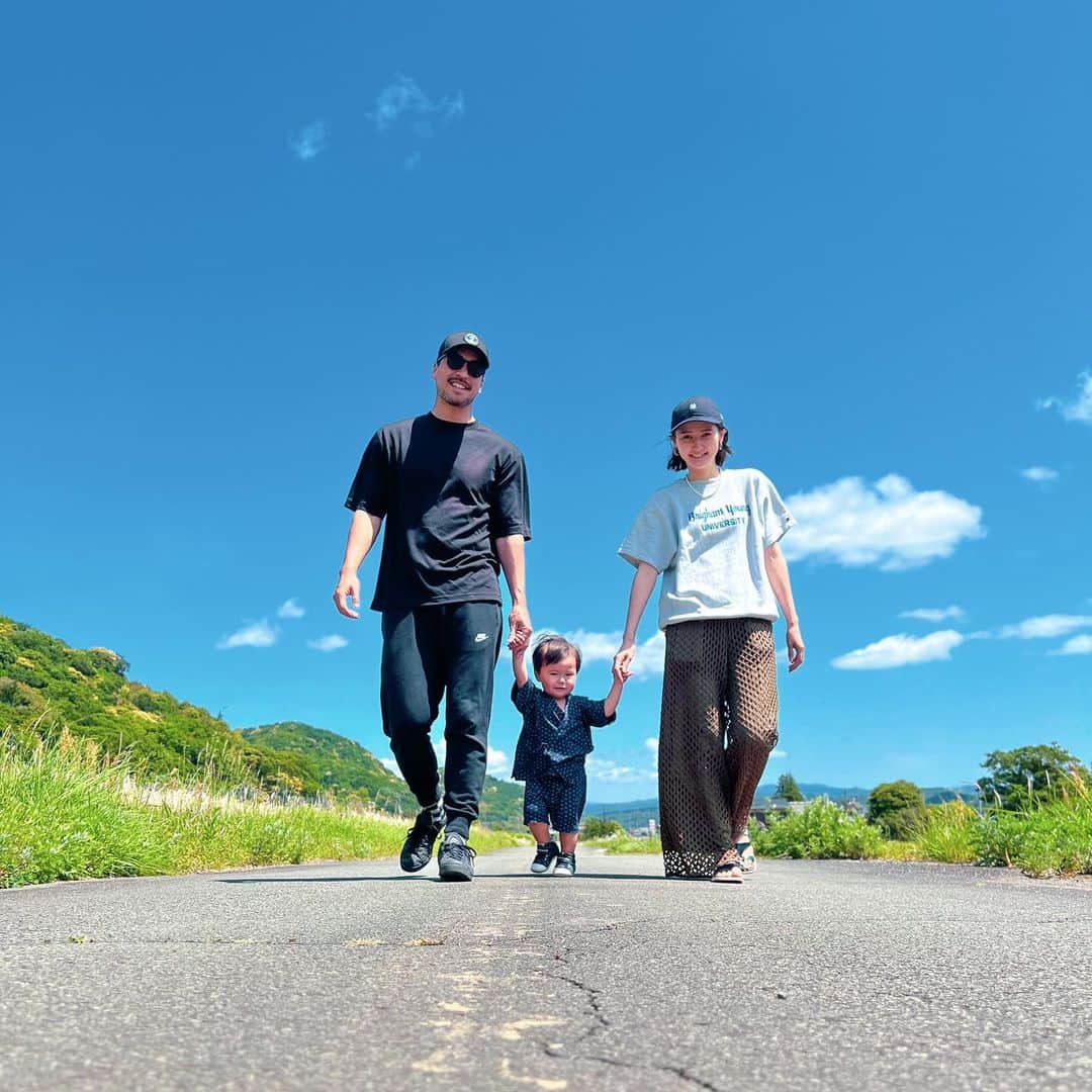 滝川ロランのインスタグラム：「あぜ道で 息子が大好きな遊びを。  #田舎 #あぜ道  #走り放題  #遊び放題 #放り放題 #目と肺の保養 #滝川家のGW」