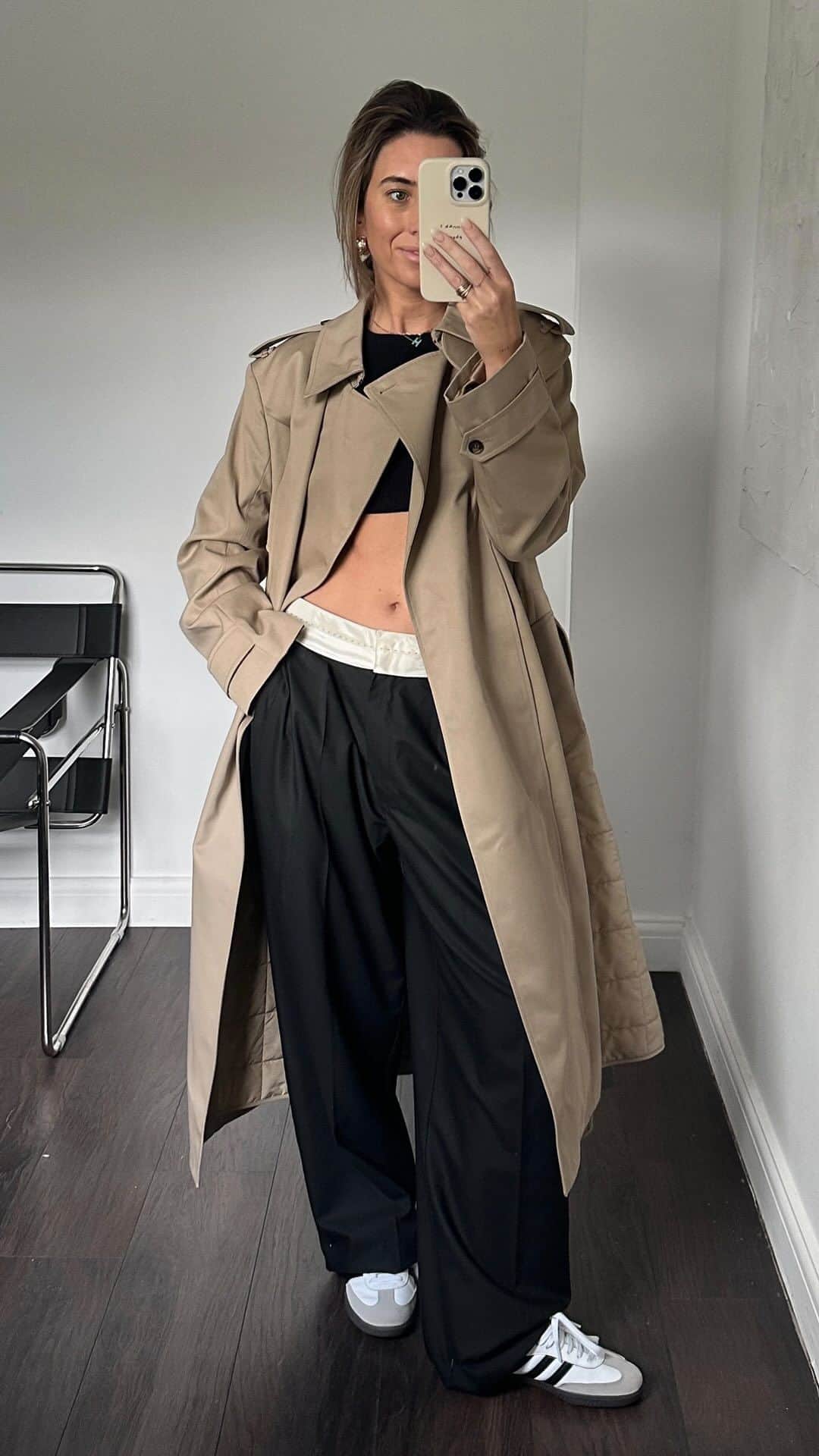 マッカージュのインスタグラム：「RAIN OR SHINE    Ways to wear featuring the classic trench coat, ASTRID, reimagined in technical fabrics. Utilitarian comfort meets contemporary design. Styled by @hannahlewisstylist    More on MACKAGE.COM   #MACKAGE #MONDEMACKAGE」