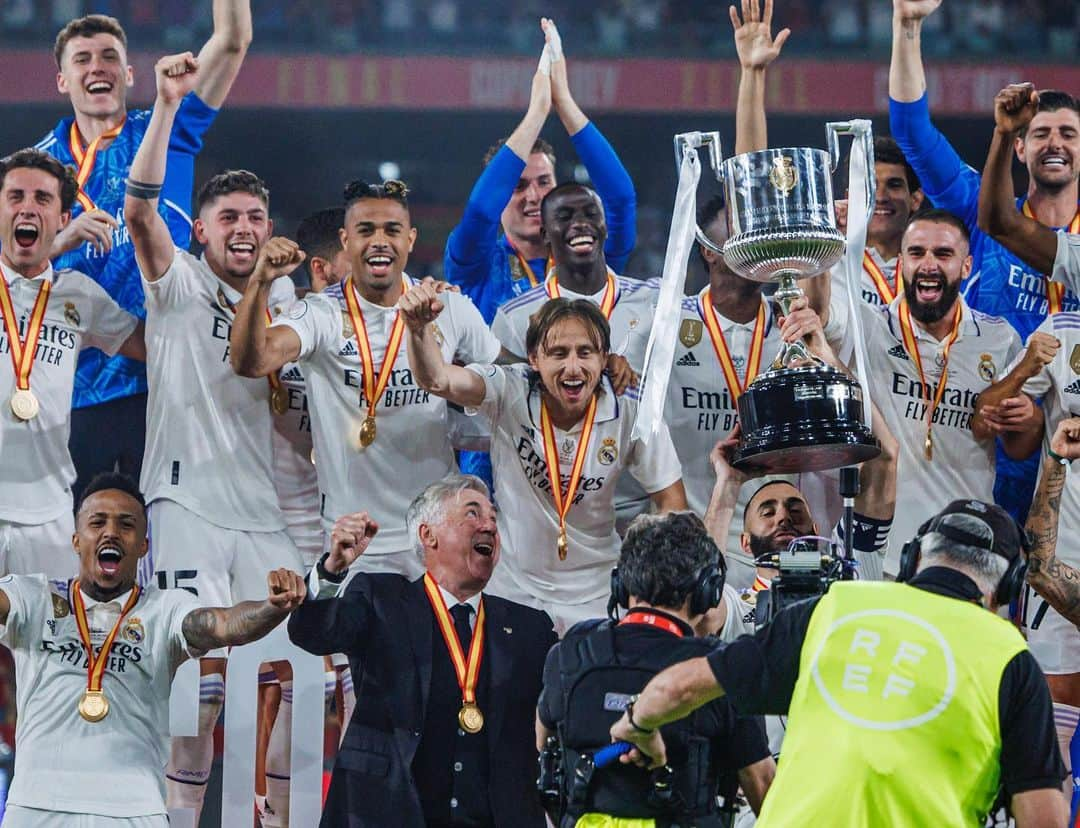 カルロ・アンチェロッティのインスタグラム：「Otra Copa para celebrar con nuestra gente ganada ante un gran rival en una bonita final. Hala Madrid y NADA MÁS」