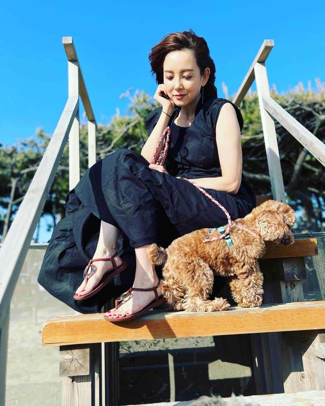 吉村美紀さんのインスタグラム写真 - (吉村美紀Instagram)「近場の海にお散歩〜 この日はお天気もよく、お散歩日和！  最近届いたマリハのワンピを着て ipanemaのビーサン履いて気持ちの良い一日でした！  @ipanema.japan  イパネマのビーサンはとても履きやすくて、デザインが可愛いので 街でキレイめスタイルに合わせてもよさそう✨✨  この夏大活躍しそう！  #ipanema #イパネマサンダル #ピーチサンダル #PR」5月7日 8時47分 - lespros_miki