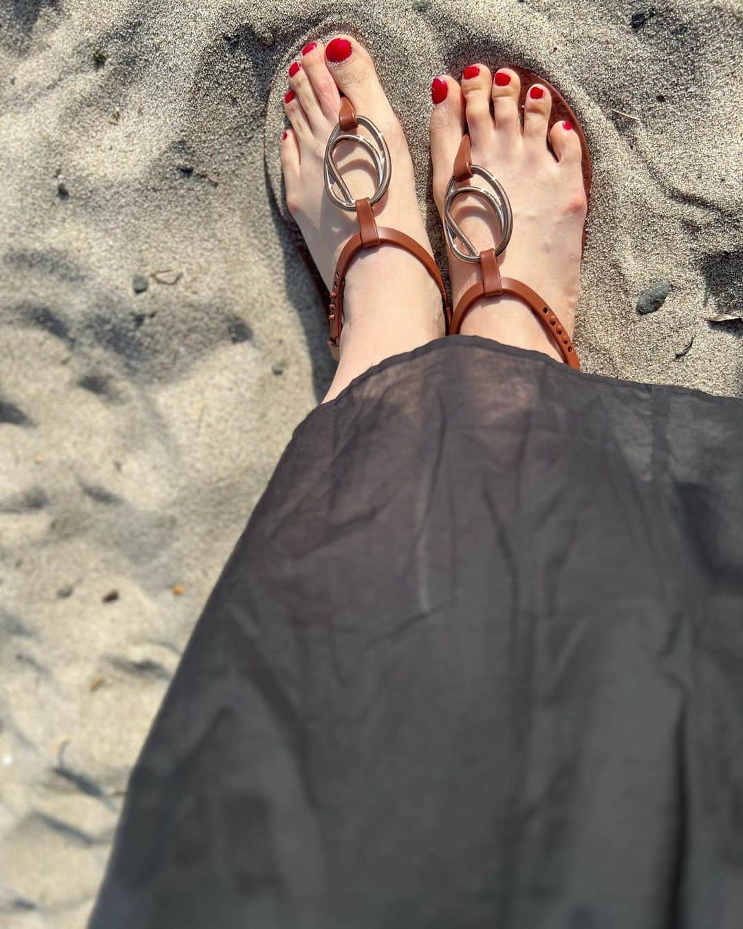 吉村美紀さんのインスタグラム写真 - (吉村美紀Instagram)「近場の海にお散歩〜 この日はお天気もよく、お散歩日和！  最近届いたマリハのワンピを着て ipanemaのビーサン履いて気持ちの良い一日でした！  @ipanema.japan  イパネマのビーサンはとても履きやすくて、デザインが可愛いので 街でキレイめスタイルに合わせてもよさそう✨✨  この夏大活躍しそう！  #ipanema #イパネマサンダル #ピーチサンダル #PR」5月7日 8時47分 - lespros_miki