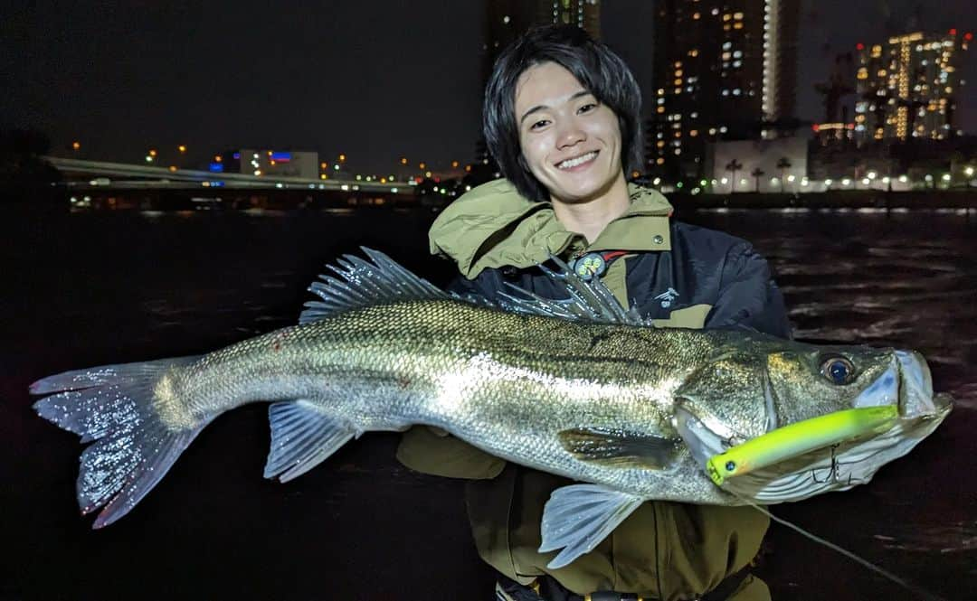 外山将平のインスタグラム：「南風爆風でしたが､湾奥運河で風裏を探しアイザー125Fで🐟 信頼を置けるルアーです。 とにかく楽しい！ 運河にもコノシロの姿が。混合ベイトでした！　　　　　　　　　　　　　　　 　　　　　　　　　　　　　　 　　　　　　　　　　　　　　　　　　　　　　　　　　 #BlueBlue #アングラーズマイスター　　　　　　　　　　　　　　　　　　　　　　　　　　　　　　　 #TOKYO　　　　　　　　　　　　　　　　　　 #STUDIOOCEANMARK #アイザー125F　　　　　　　　　　　　　　　　　　　　　　　　　 #アイザー　　　　　 　　　　　　　　　　　　　　　　　　　 　　　　　　　　　　　　　　　　　　　　　　　　　 　　　　　　　　　　　　　　　　　　　　　  ◆釣りにかかわらず､出たゴミは持ち帰りましょう！ 一人一人の意識で自然は守れます。 釣り場､自然を大切に🐟　　　　　　　　　　　　　　　　  ◆キャスト時は必ず後方確認をして ルアーや針が歩行者､同行者に当たらないようにしましょう。　　　　 　　　　　　　　　　　　　　　　　　　　　　　　　　　　　　 ◆釣り際はライフジャケット着用をお願い致します。　　　　　　　 命を守りましょう！　　　　　　　　　　　　 　　　　　　　　　　　　　　　　　　　　　 ◆YouTube⇩(始めました！チャンネル登録お願いします😊) https://youtube.com/channel/UC07x3DbJCNv_gAFvAjaWQMQ　　　　　　　 　　　　　　　　　　　　　　　　　　　　　  ◆アングラーズ↓🎣 将平(syohei) https://anglers.jp/users/530231 こちらもチェックお願い致します🐟　　　　　　　  ◆Twitter↓ https://mobile.twitter.com/syohei_1108 こちらもフォロー宜しくお願い致します！🙇‍♂　　　　　 　　　　　　　　　　　　　　　　　　　　　　　　　　　　　　　　　　　　　　　　　　　　　　　 　　　　　 　　　　　　　　　　　　　　　　　　　　 　　　　　　　　　　　　　　　　　　　　　　　　　　　　 #今日の外山 #俳優 #外山将平  #釣り好きな人と繋がりたい #釣りスタグラム #シーバス #東京湾奥 #釣りの成長記録 #釣りで人生を豊かに  #fishing #lurefishing #lure #bass #catchandrelease #fish #fishinglife #bigfish #lunker #angling #instafish  #bassfishing #seabass」