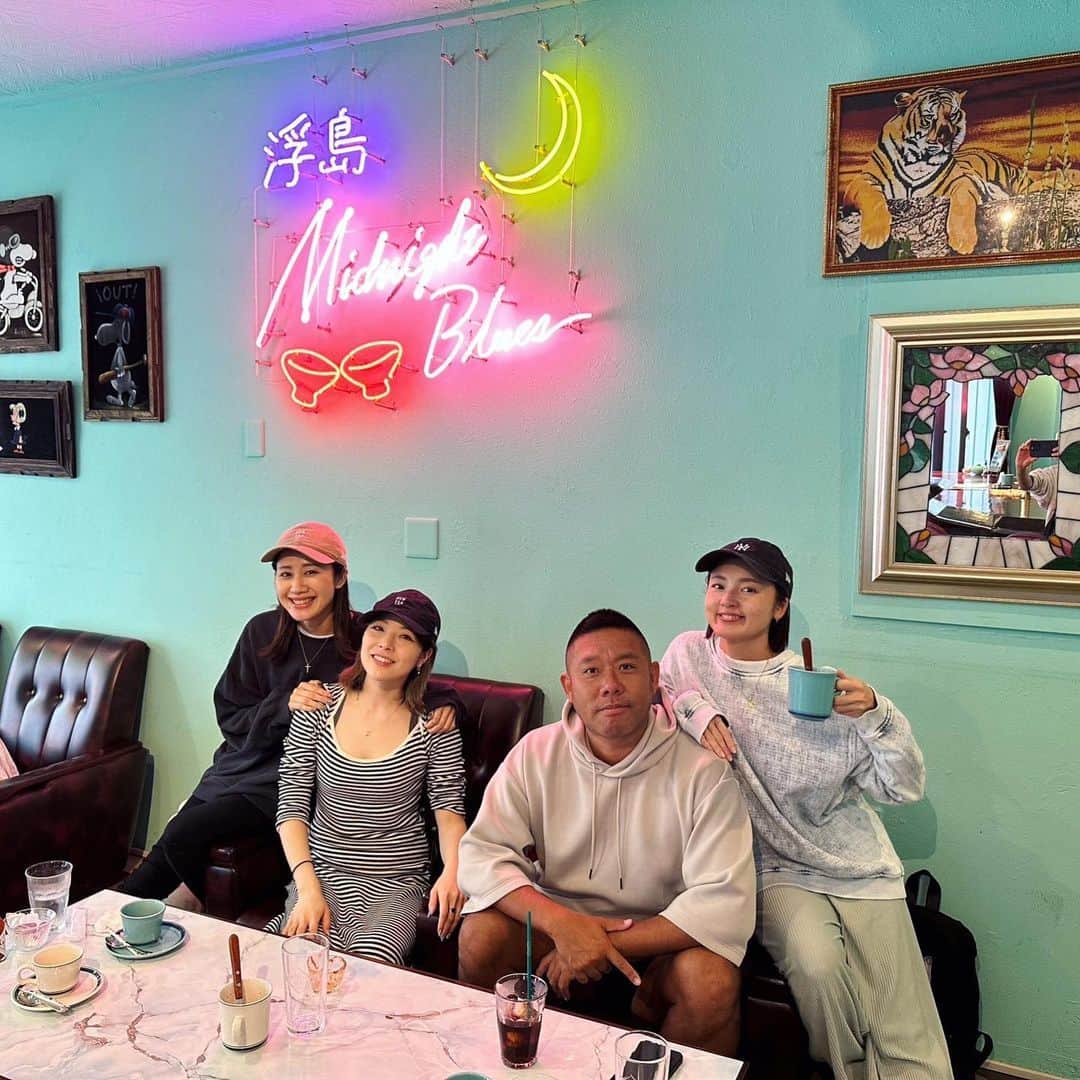 小川麻琴さんのインスタグラム写真 - (小川麻琴Instagram)「前回、沖縄行った時に公私共に仲良しのMKCAFEチーム( @mkcafe_okinawa )が連れて行ってくれたカフェがめちゃくちゃお洒落で、食事もとっても私好みで美味しくって最高だった🥪✨  @buymestand_okinawa  さんってカフェなんだけど 他のメニューも気になるのいっぱいあったの🫣❤️  このお店、関東にもあるみたいだから今度いってみよーっと✨🤭✨  #沖縄  #カフェ  #バイミースタンド  #mkcafe  #パンスタグラム」5月7日 8時53分 - 1029_makoto