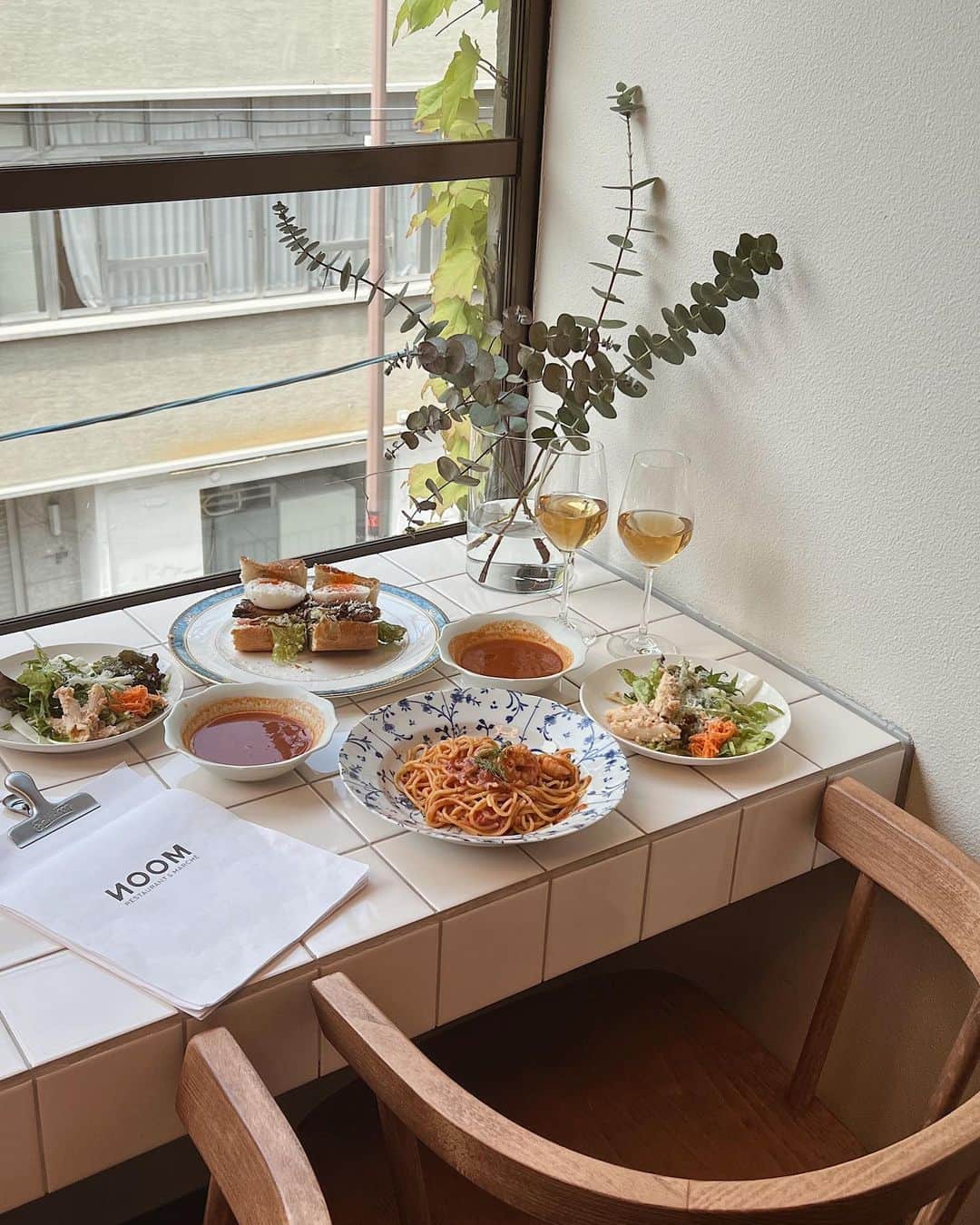 渡邉みさきのインスタグラム：「. ワインバルのお店なんやけど 気になるメニュー多すぎて 絶対また行く🫢🤍 ウナギのサンドイッチも 珍しくて美味しかった🦦 @noom.utsubopark   #大阪カフェ #大阪ランチ #本町ランチ#noom」
