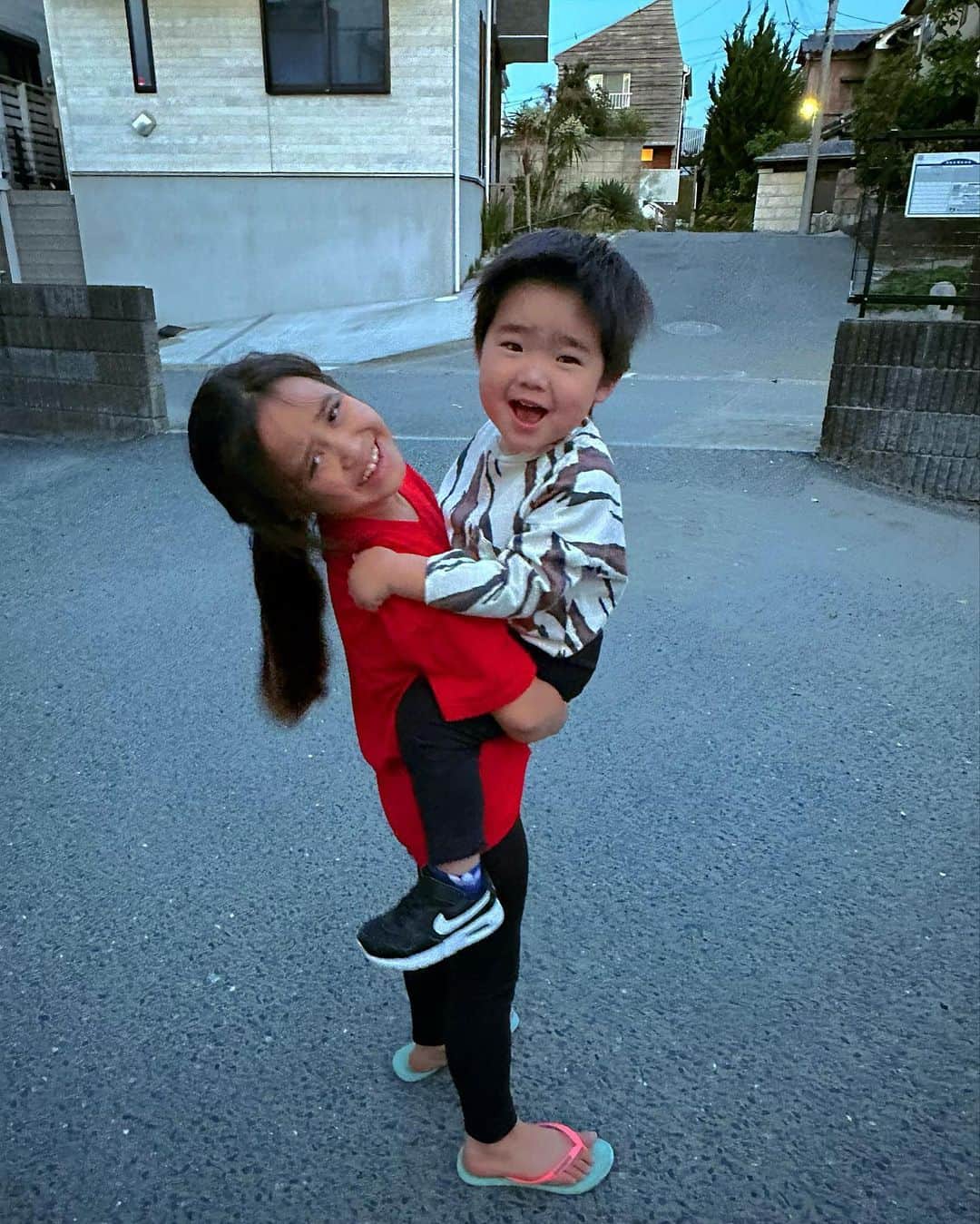 角田麻央さんのインスタグラム写真 - (角田麻央Instagram)「GW🩵🪽 友達と子供達と海。最幸でしかなかった🫶🏼」5月7日 9時02分 - maotsunoda888