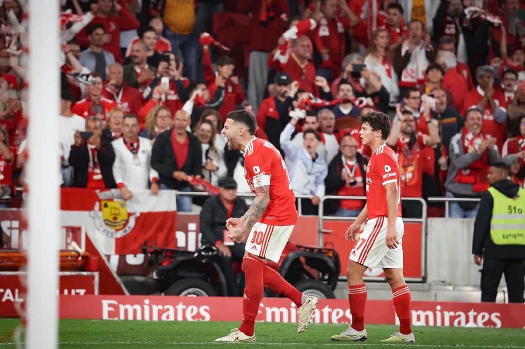 ニコラス・オタメンディのインスタグラム：「Grande vitória equipa! Mais um passo importante rumo ao nosso objetivo 💪 Seguimos juntos 🫡 +3 ✅ Clean Sheet ✅ Amarelo 🟨 ✅🤷🏻‍♂️ 😠 Obrigado benfiquistas pelo apoio, juntos até ao fim 🦅 . #SLBenfica 🔴⚪️」