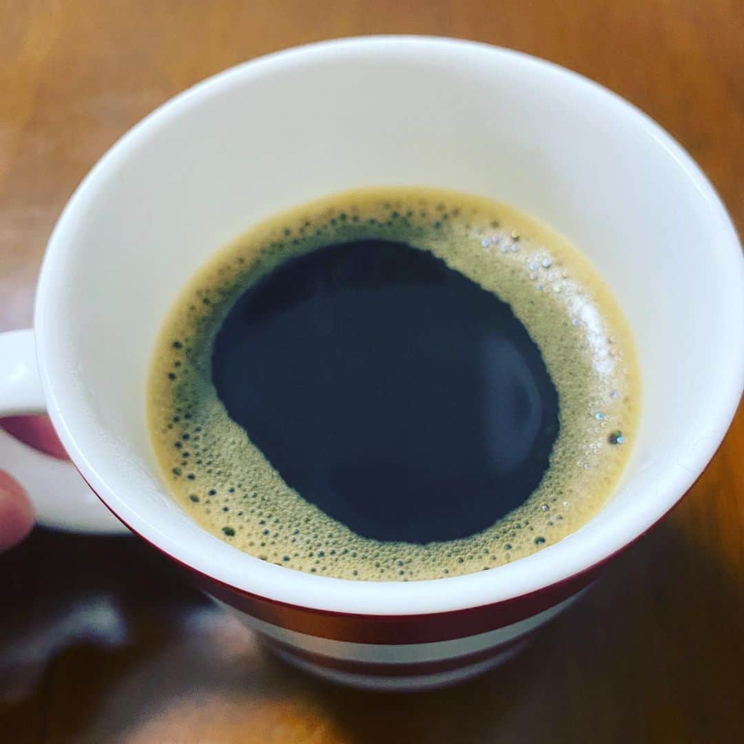 のインスタグラム：「コーヒーチャレンジ☕️  おはようございます！ 本日もコーヒーから！ (53日目)  明後日９日(火)〜15日(月)まで祇園花月でアキ新座長の新喜劇に出演させて頂きます！楽しみです！ しっかり準備をして楽しんでもらえるよう頑張ります😊  今日は一日中雨ですが、 パン屋さんは元気に営業してますので、是非寄ってみて下さい！ ちょい寒なので一枚羽織ってください！僕が言うから間違いないでしょ？🥺  皆さん、今日も良い一日を！  #吉本新喜劇 #カバ #コーヒーチャレンジ #苦手なコーヒーをお茶の感覚で飲めるようになるまでの道のり #コーヒー #coffee #コーヒーチャレンジ #coffeechallenge #カフェ #Cafe #吉本新喜劇 #yoshimotoshinkigeki #カバ #kaba #カフェ巡り #喫茶店巡り #カバッチグー #どーゆーそれー #次はどこでコーヒー嗜も？ #皆さん、今日も良い一日を！」