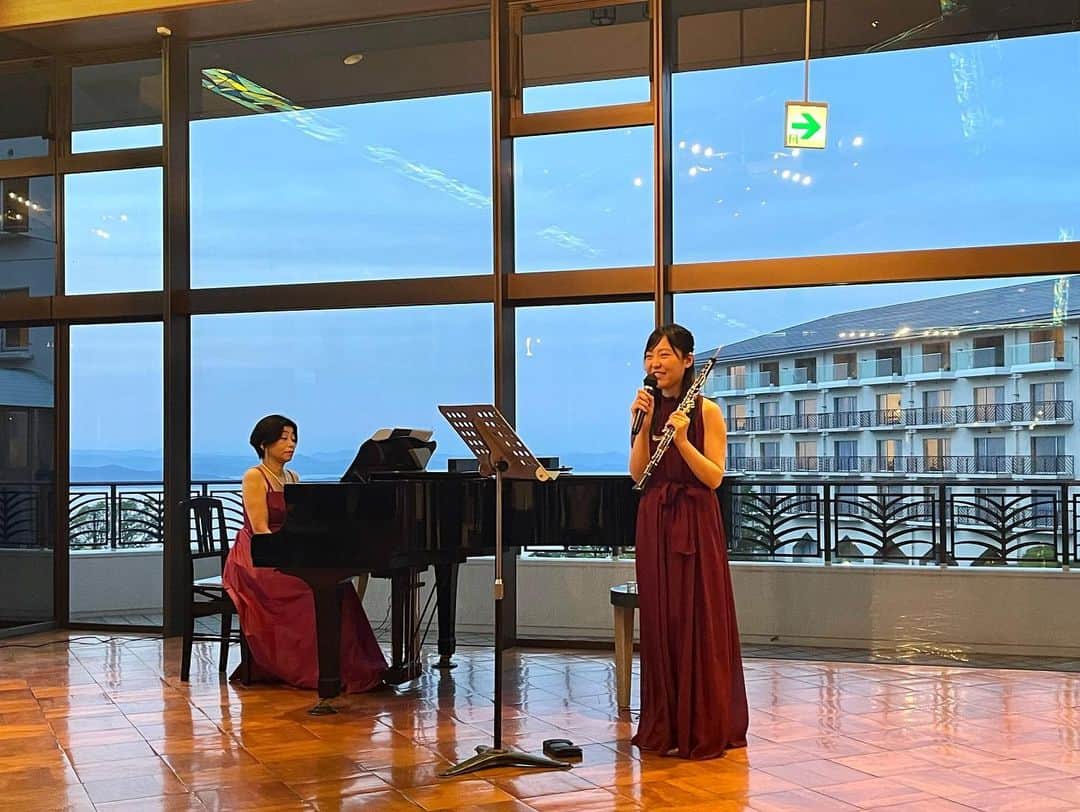 リゾートホテルオリビアン小豆島さんのインスタグラム写真 - (リゾートホテルオリビアン小豆島Instagram)「. 5月4日、5日のサンセットコンサートありがとうございました。こどもの日ということもあり、たくさんのかわいいお客さまにお越しいただきました🧒🏻  時の流れ、季節の流れをオーボエとピアノの演奏でしとやかに表現されていました。  『私を泣かせてください Lascia ch'io pianga』は、結婚記念日を迎えられたご夫婦からのリクエストにて演奏していただきました。  お二人にとって、心に残る、特別な想い出となっていますように。そして、末永くお幸せに🍀  「Green Harmony～自然と人を繋ぐ～」 ★━━━━━━━━━━━━━━━━━━★ 2021年7月にリブランドした当ホテルでは、 自然と人とが融合する世界観でサービスを提供して参ります。 ★━━━━━━━━━━━━━━━━━━★  #オリビアン小豆島夕陽ヶ丘ホテル　#oliveanshodoshima #shodoshima #オリビアン小豆島　#小豆島　#香川県 #香川県観光　#小豆島観光　#香川旅行　#小豆島旅行　#島旅　#瀬戸内　#setouchi #サンセットコンサート　#生演奏」5月7日 9時08分 - olivean_shodoshima