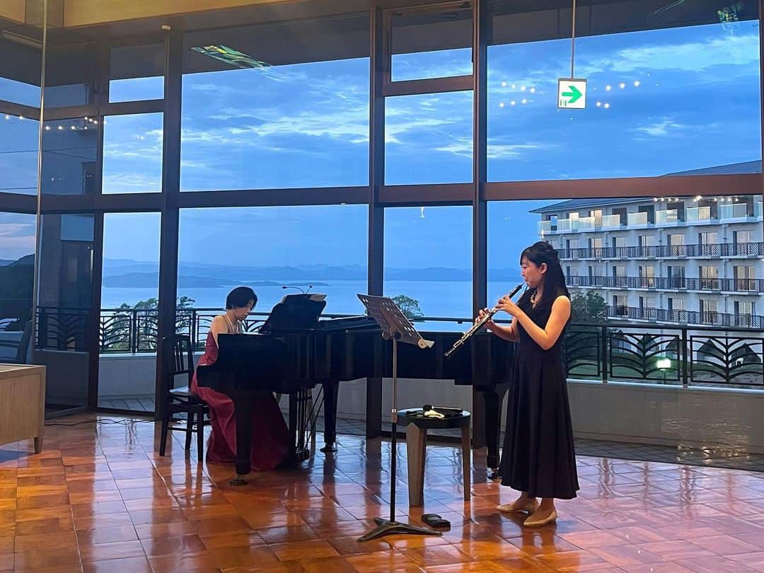 リゾートホテルオリビアン小豆島さんのインスタグラム写真 - (リゾートホテルオリビアン小豆島Instagram)「. 5月4日、5日のサンセットコンサートありがとうございました。こどもの日ということもあり、たくさんのかわいいお客さまにお越しいただきました🧒🏻  時の流れ、季節の流れをオーボエとピアノの演奏でしとやかに表現されていました。  『私を泣かせてください Lascia ch'io pianga』は、結婚記念日を迎えられたご夫婦からのリクエストにて演奏していただきました。  お二人にとって、心に残る、特別な想い出となっていますように。そして、末永くお幸せに🍀  「Green Harmony～自然と人を繋ぐ～」 ★━━━━━━━━━━━━━━━━━━★ 2021年7月にリブランドした当ホテルでは、 自然と人とが融合する世界観でサービスを提供して参ります。 ★━━━━━━━━━━━━━━━━━━★  #オリビアン小豆島夕陽ヶ丘ホテル　#oliveanshodoshima #shodoshima #オリビアン小豆島　#小豆島　#香川県 #香川県観光　#小豆島観光　#香川旅行　#小豆島旅行　#島旅　#瀬戸内　#setouchi #サンセットコンサート　#生演奏」5月7日 9時08分 - olivean_shodoshima