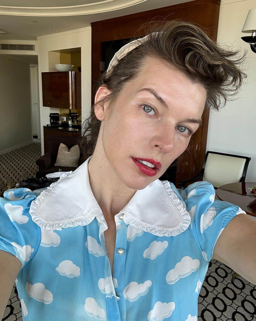 ミラ・ジョヴォヴィッチのインスタグラム：「Date night!! Finally got a chance to leave it all behind and get swept away by my hubby for a night away from home!🥰 Happy Saturday everyone!❤️❤️❤️」