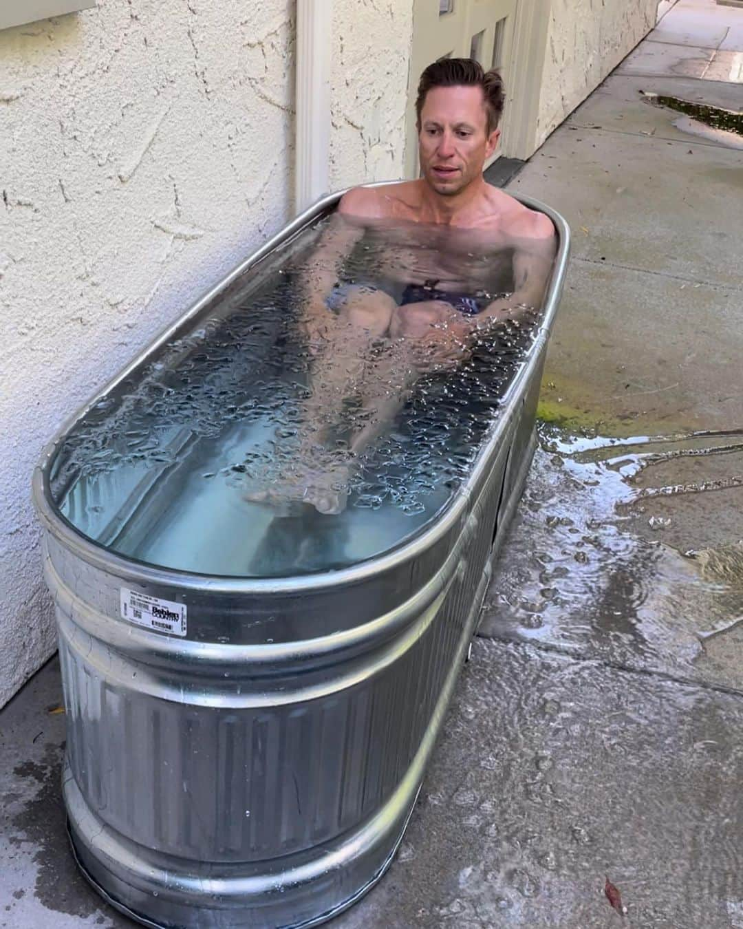 Brent Ehrlerのインスタグラム：「Trying this whole ice bath mumbo jumbo…early rise on a Saturday and then morning sun 🌞 Does a body good!」