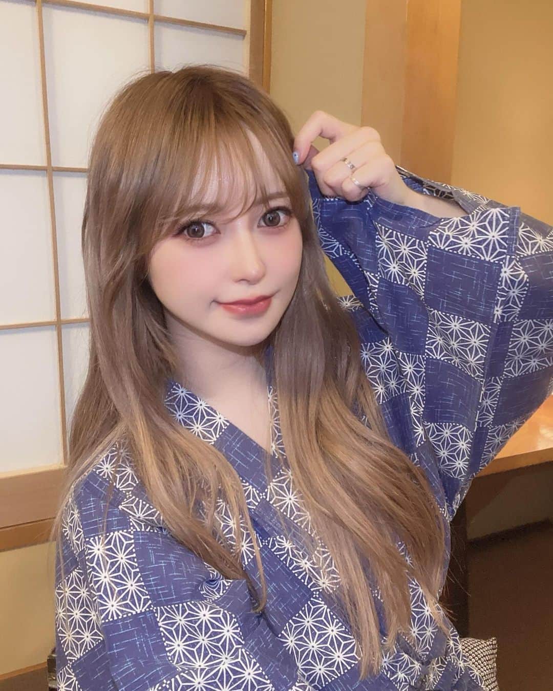 まりなちゃんのインスタグラム：「栃木行きました。♨️ 温泉、神活が趣味です。  私は神社属性が空なので日光東照宮に⛩️ あと有名ぽい餃子みくじ🥟 その後はスロット行ってボロ負け。そんな旅でした。  ラストの写真は栃木の有名ナンパスポット。ここありしゃん知ってる？」