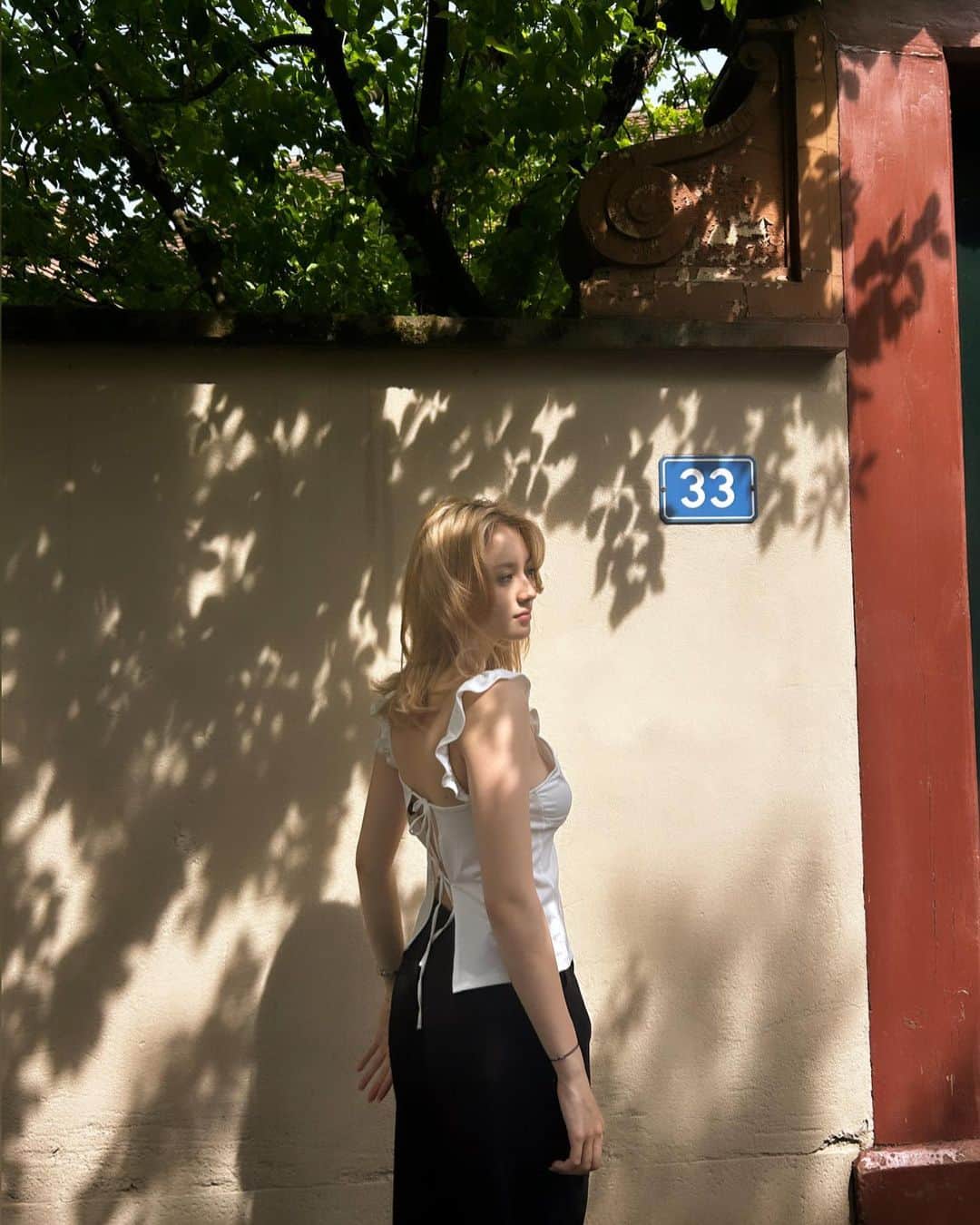 サクラ・キルシュのインスタグラム：「sunny day in basel with my new hairrr (I‘m a blondie now)」