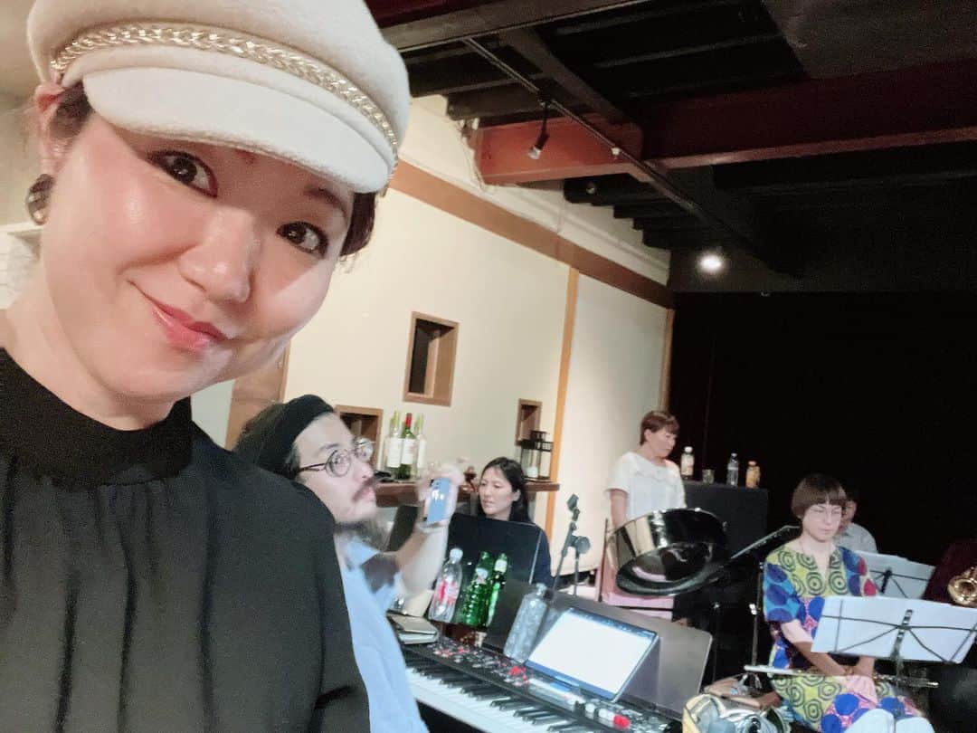 有坂美香のインスタグラム：「【5/7 急遽ゲストボーカル出演決定‼️　逗子映画祭振替公演＠三崎口うらり市民ホール】  5/7, 中止になってしまいましたが、逗子映画祭最終日振替公演として、 @sho.tatsuta さんのオーケストラで１曲歌わせて頂きます。 ドネーションスタイルとなります🙏 ぜひGWの最終日、こちらで締めくくってみてはいかがでしょうか。 詳しくはShoさんの投稿を転送したこちらからどうぞ！↓↓↓↓↓  #Repost @sho.tatsuta with @use.repost ・・・ 明日、逗子海岸映画祭で、NMO(notremusica orchestra)のコンサートと現代美術の祭典、ドクメンタ15に参加した CINEMA CARAVAN with Kuribayashi Takashiによる映像作品『アフタードクメンタ』に NMOによる生演奏での音響参加を行う予定でしたが、強風と雨予報により、逗子海岸での演奏は中止となりました。  それにより振替公演として、三崎口うらり市民ホールでNMOの振替演奏を行うことになりました。  19:00開場、19:30開演となります。  料金はドネーションになります。  雨の中での、アクセスがしづらい場所でありますが、素晴らしい演奏者達の演奏になりますので、ぜひ来て頂ければと思います。  https://www.umigyo.co.jp/more-room.html  逗子海岸映画祭 クロージング演奏会  NMO メンバー  辰田 翔 / 作曲、指揮、ピアノ  RAY / ヴァイオリン  櫻井 祥子 / ヴァイオリン  グレイ 理沙 / チェロ  山根 奏子 / チェロ  地代所 悠 / コントラバス  Otoji / コントラバス  落合 毅 / ベース  斉藤 真紀 / フルート、リコーダー、鳥笛 志津野 むすび / フルート  須藤 亮典 / トランペット、ピッコロトランペット 櫻井 啓満 / サックス 安住 さちほ / ホルン 齋藤 梨々子 / パーカッション 大吉 希於 / パーカッション 井上 瑠哉 / ドラム TAKSEEMA / ダラブッカ トンチ / スチールパン 横瀬 まりの / メゾソプラノ 有坂 美香 / ゲストボーカル 福岡 功訓 (Flysound Co) / 録音」