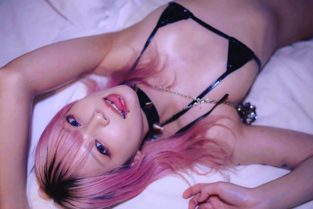 ぽにょ皇子のインスタグラム：「ごろーん  #cosplay #cosplayer #cosplaygirl #コスプレ #コスプレイヤー #グラビア #dj #ポートレート #portraitphotography #portrait #pink #Japanese」