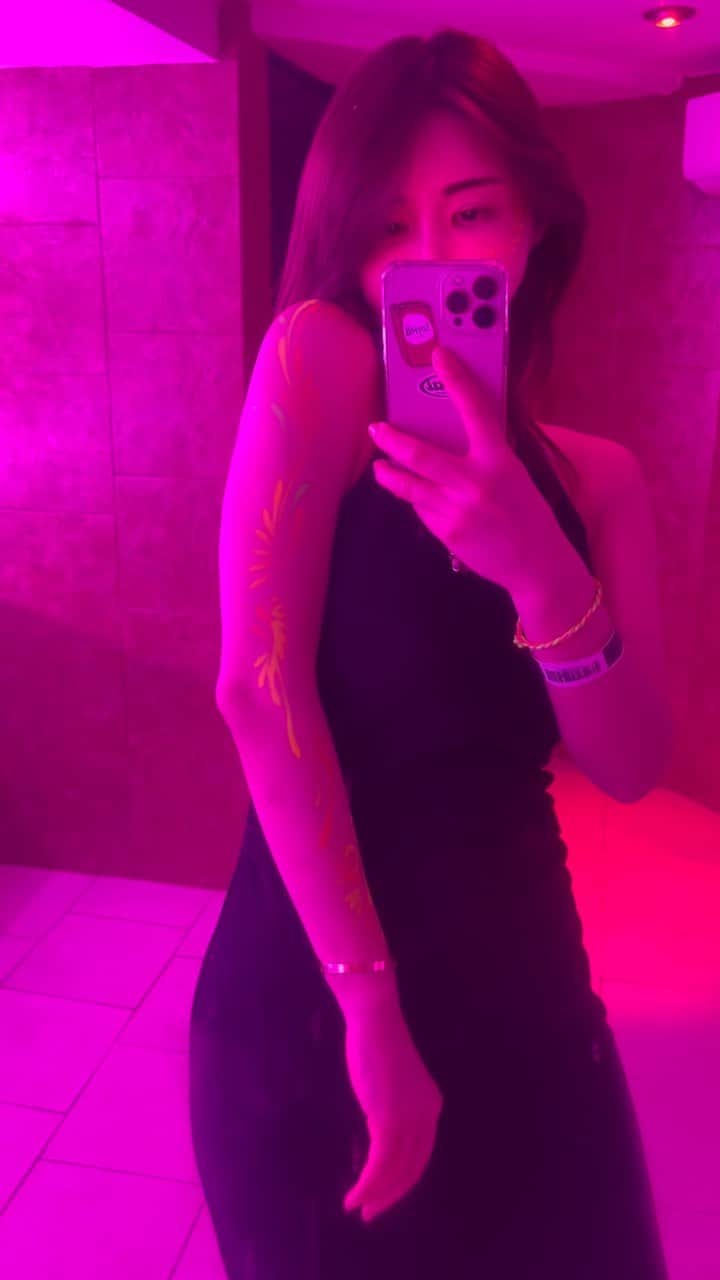 ほのかのインスタグラム：「🇲🇽🌙🩷 ボディーペイントが見せたかったの！😴  #Cancún#cocobongo  #bodypaint  #drunk」