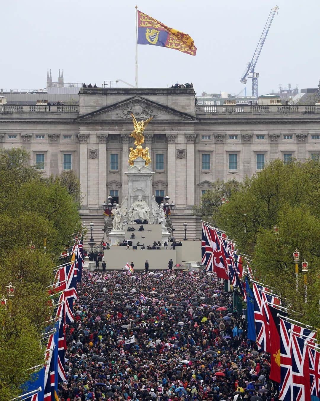 ロイヤル・ファミリーさんのインスタグラム写真 - (ロイヤル・ファミリーInstagram)「Continuing a century-long tradition of a balcony appearance at the end of Coronation day. 🤩  The first recorded royal balcony appearance took place in 1851, when Queen Victoria stepped onto it. Since 1902, every new monarch and other members of the Royal Family have appeared on the balcony on their Coronation day.」5月7日 0時20分 - theroyalfamily