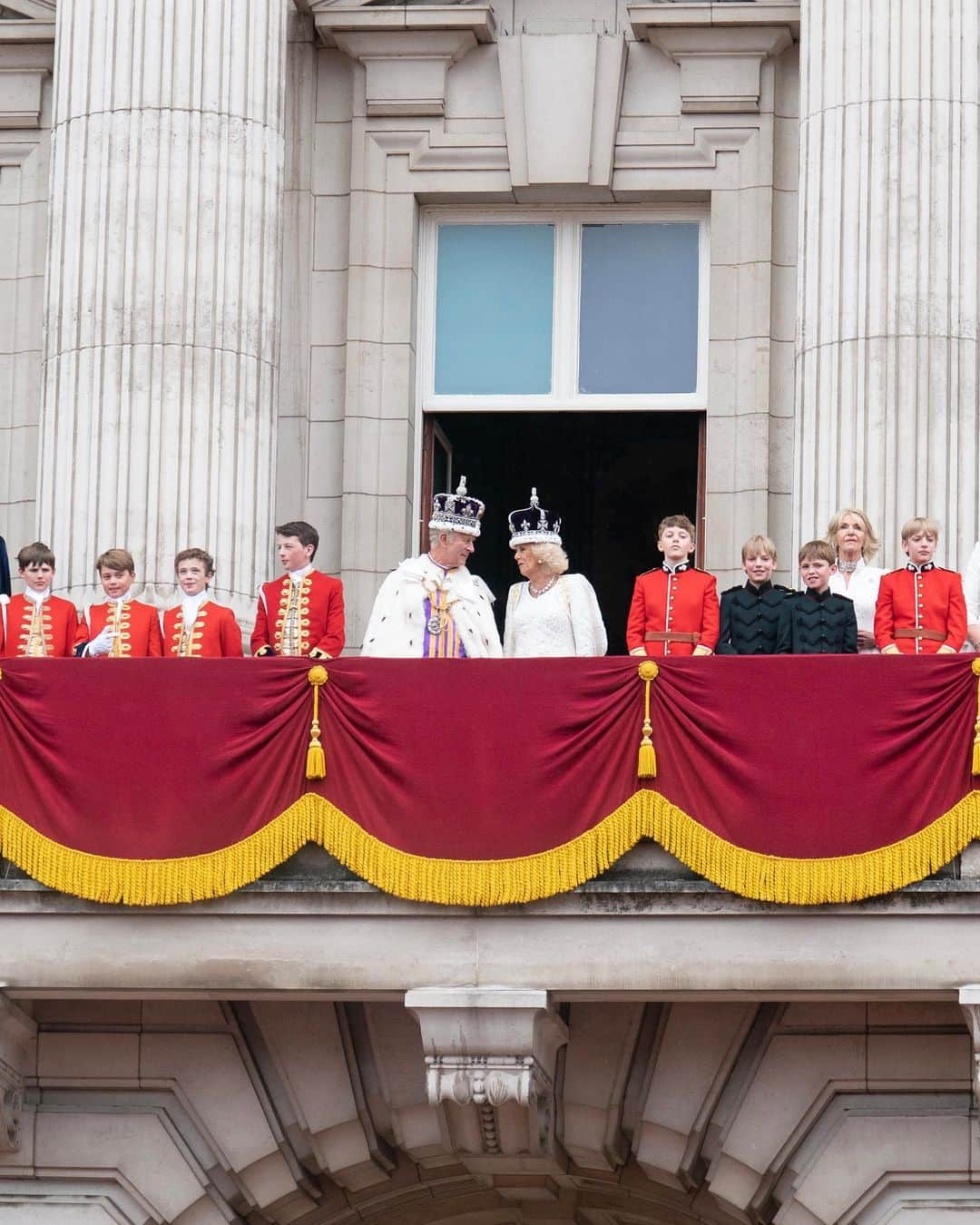 ロイヤル・ファミリーさんのインスタグラム写真 - (ロイヤル・ファミリーInstagram)「Continuing a century-long tradition of a balcony appearance at the end of Coronation day. 🤩  The first recorded royal balcony appearance took place in 1851, when Queen Victoria stepped onto it. Since 1902, every new monarch and other members of the Royal Family have appeared on the balcony on their Coronation day.」5月7日 0時20分 - theroyalfamily