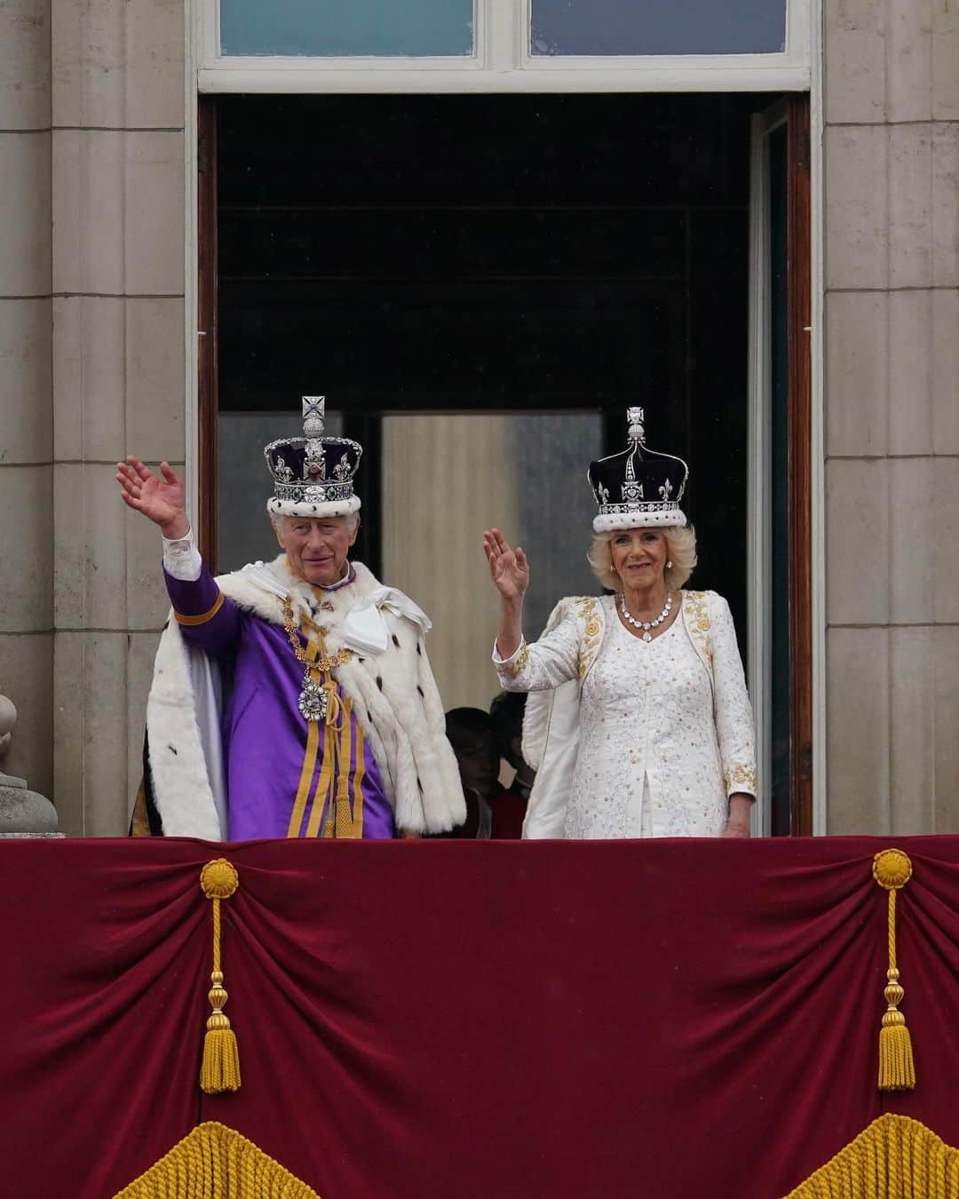 ロイヤル・ファミリーのインスタグラム：「Continuing a century-long tradition of a balcony appearance at the end of Coronation day. 🤩  The first recorded royal balcony appearance took place in 1851, when Queen Victoria stepped onto it. Since 1902, every new monarch and other members of the Royal Family have appeared on the balcony on their Coronation day.」