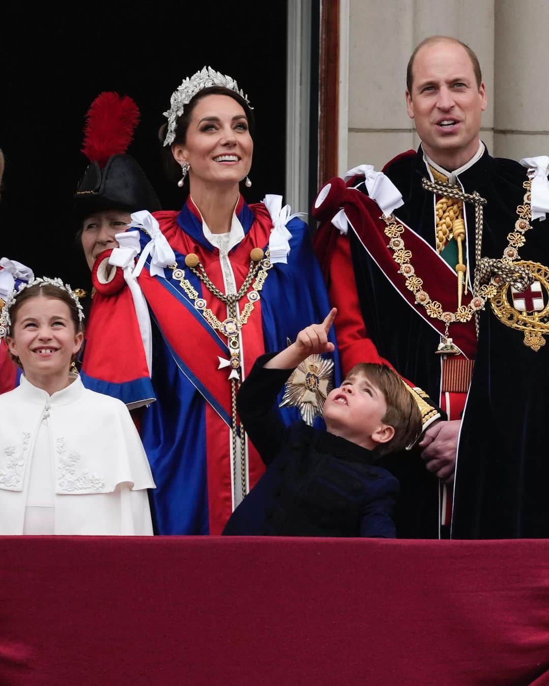 Just Jaredさんのインスタグラム写真 - (Just JaredInstagram)「Prince William, Princess Catherine (aka Kate Middleton) & their three kids Prince George, Princess Charlotte, & Prince Louis join King Charles & Queen Camilla for Coronation balcony photos! #PrinceWilliam #PrincessCatherine #KateMiddleton #PrinceGeorge #PrincessCharlotte #PrinceLouis Photos: Getty」5月7日 0時20分 - justjared